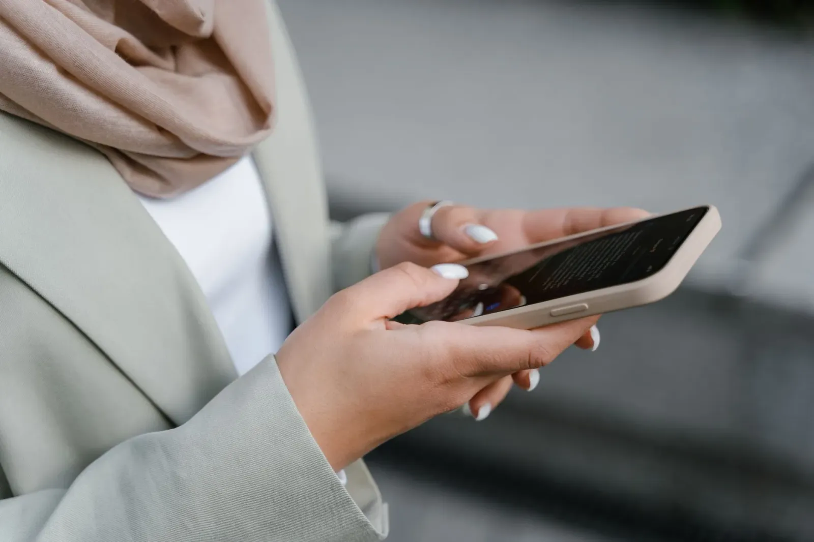 Imajen hatudu ema joven uza telefone ho ikon mídia sosiál no avizu kona-ba risku profisionál, ho fundu korporativu