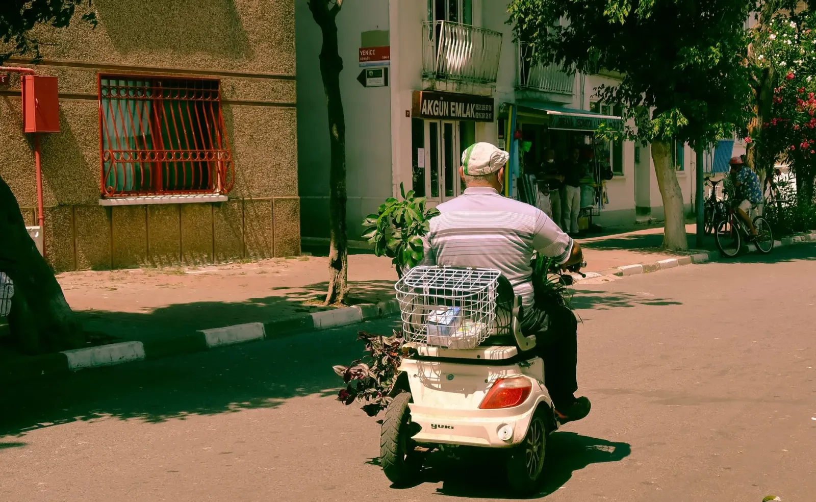 Fã ida ne'ebé uza mobility scooter tama ba korse bisikleta wainhira siklista sira lao ho velosidade aas, halo krax no siklist
