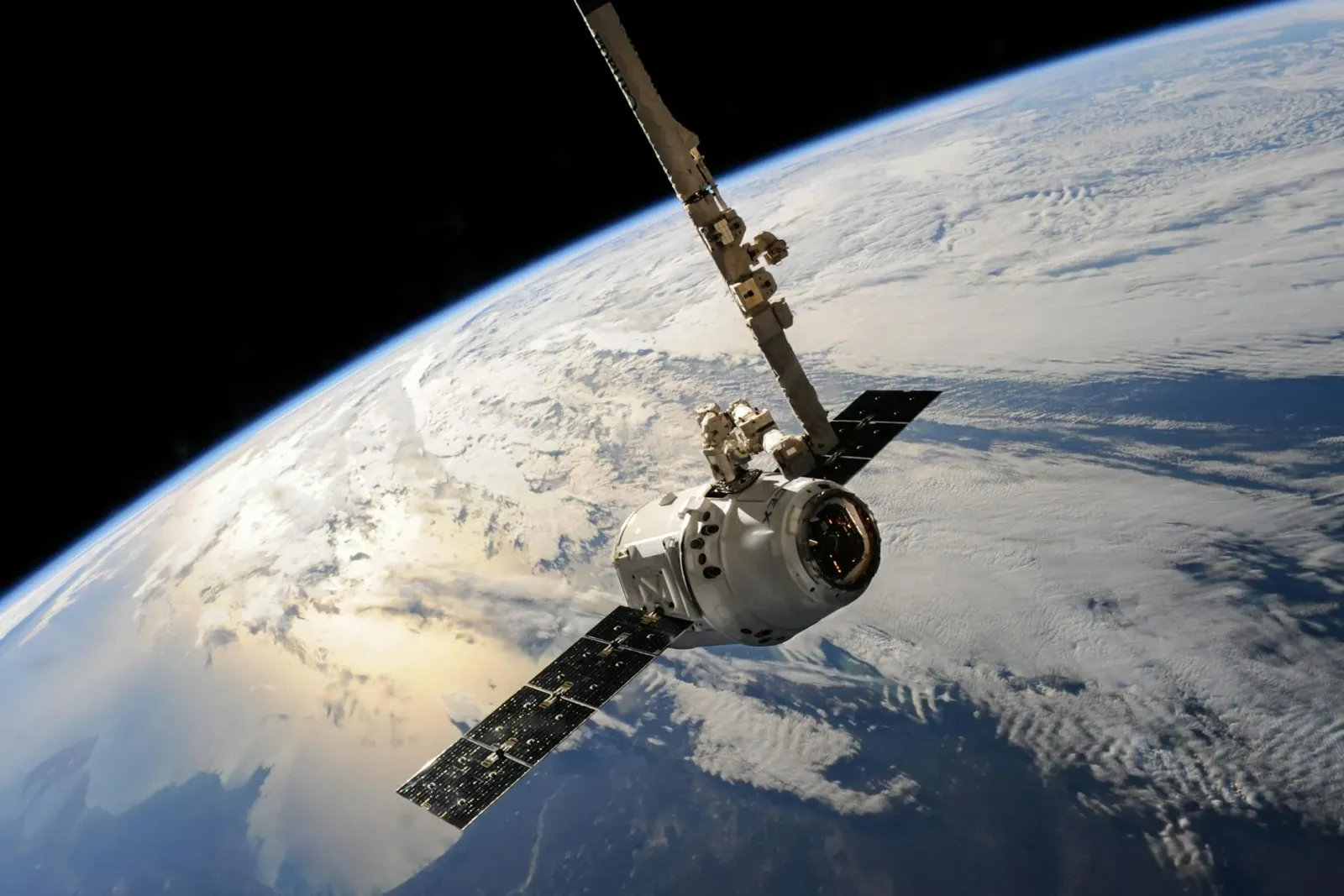 Imajen ilustrasaun kona-ba debris espasiál ne'ebé roda hela iha órbita rai, ho satélite sira no fragmentu nabilan