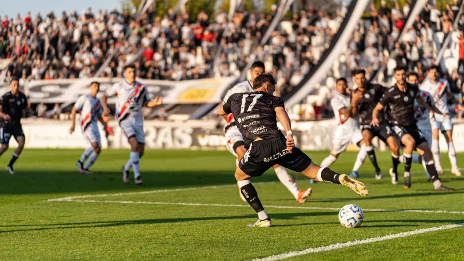 Imajen ida husi estádiu futebol boot ho luz sira nakonu no fã barak, hatudu oinsá eventu desportu bele provoka piku iha konsu