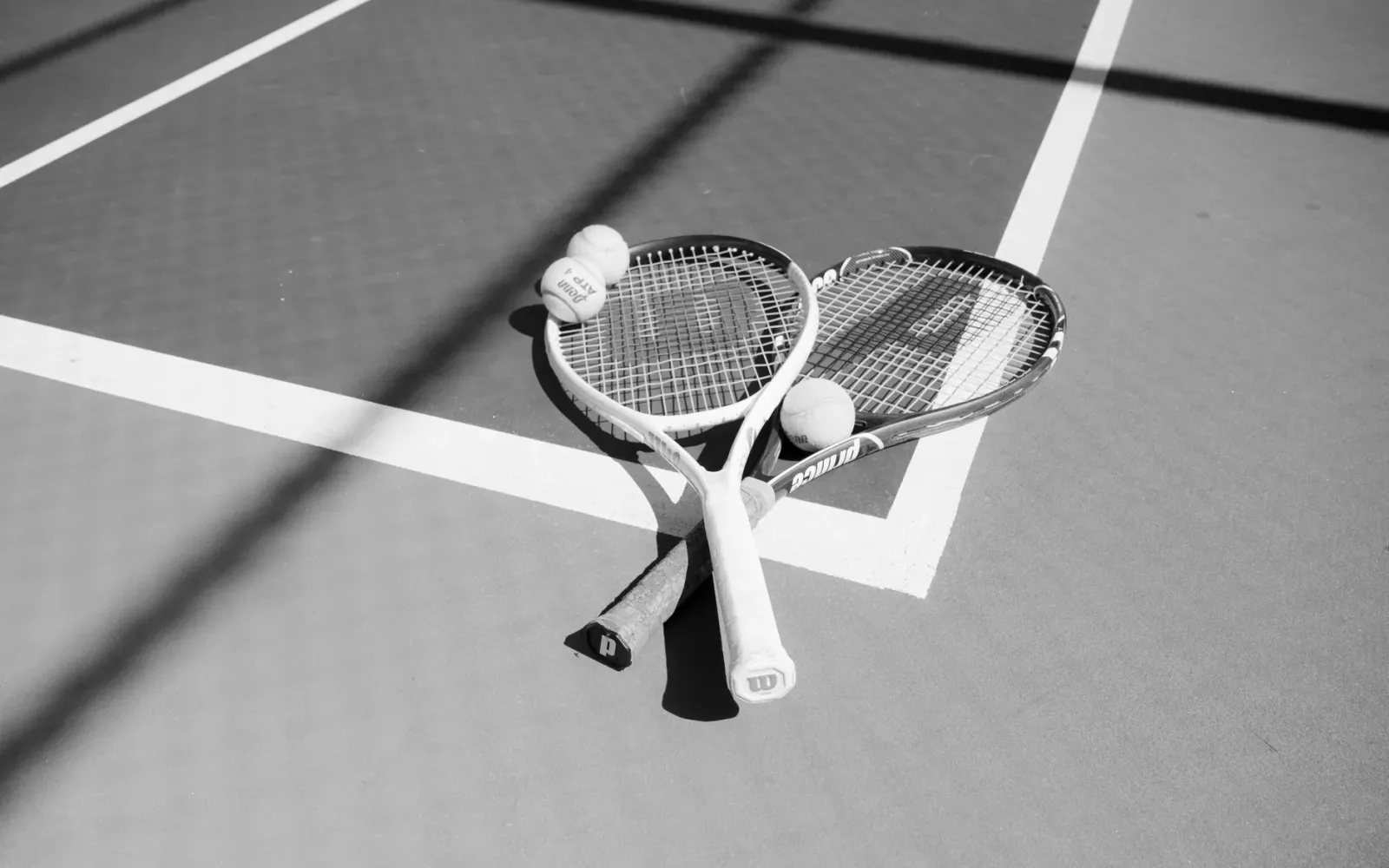 Imajen ilustrativu ne'ebé hatudu mapamundi ho simbolu guerra, jogu, no raquete tenis – hanesan representasaun ba istória tolu
