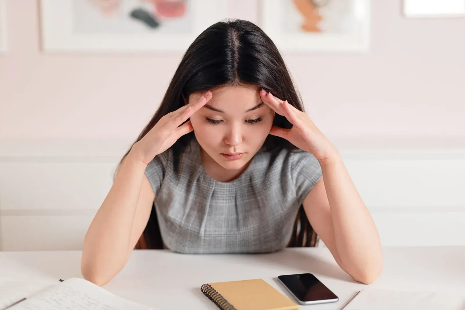 Joven feto hatudu sinais stress no preokupasaun saúde mental, ilustra desafiu suksesu no perigu subar