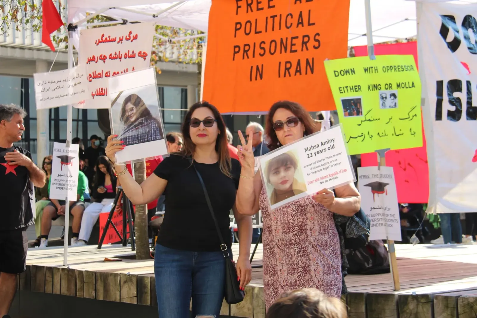 Imajen hatudu ema protesta kontra akordu Iran no labarik sira iha Pakistan ne'ebé lakon eskola tanba ataque, ilustra impaktu 