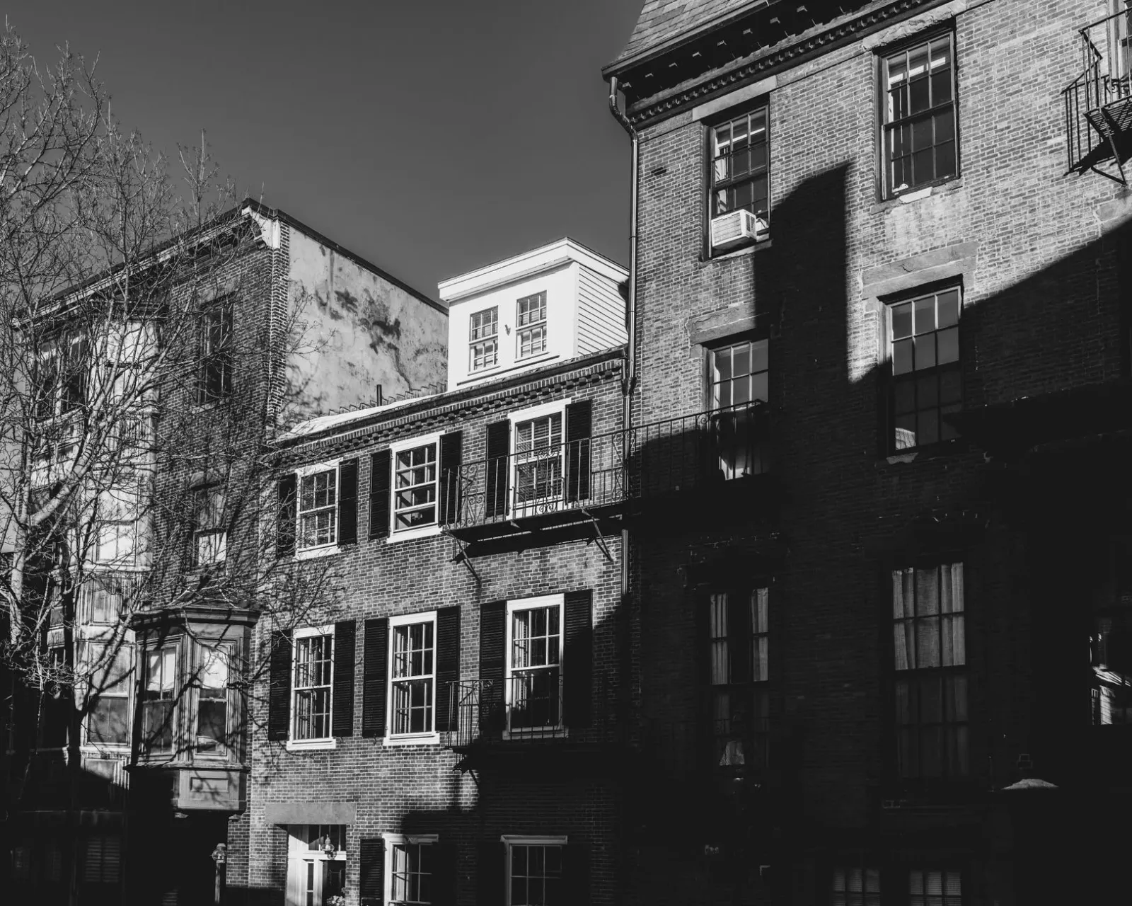 Imajen ida ne'ebé hatudu letreiru restorante Nine iha Beacon Hill ne'ebé taka tiha, ho janela ne'ebé nakloke no luz ne'ebé ma