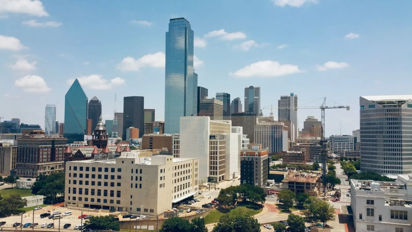Imajen hatudu skyline Dallas ho edifísiu The Tennyson iha área sentru, ho sinal pozitivu ba merkadu imobiliáriu