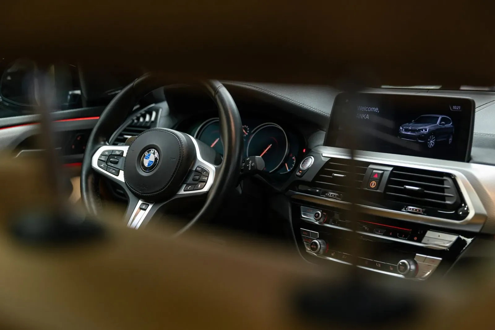 Imajen konseitu BMW Neue Klasse nian, karru elétriku futurístiku ho interiór modernu no ekrã boot iha dashboard