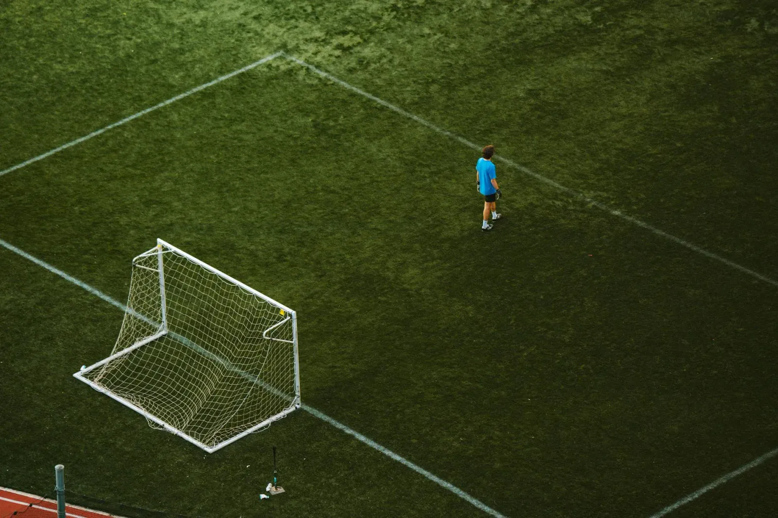 Jogadór futebol ida uza AI iha treinu, ho dadus analiza hatudu iha TV MiniLED