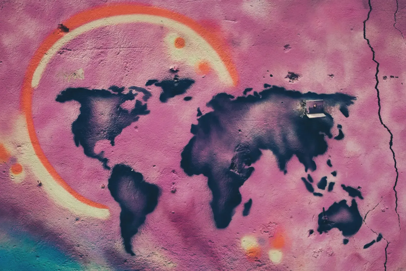 Imajen mapa mundu ho notísia sira beleke, hatudu politika, desportu no entertenimentu iha nivel global, hanesan oinsá ita kom