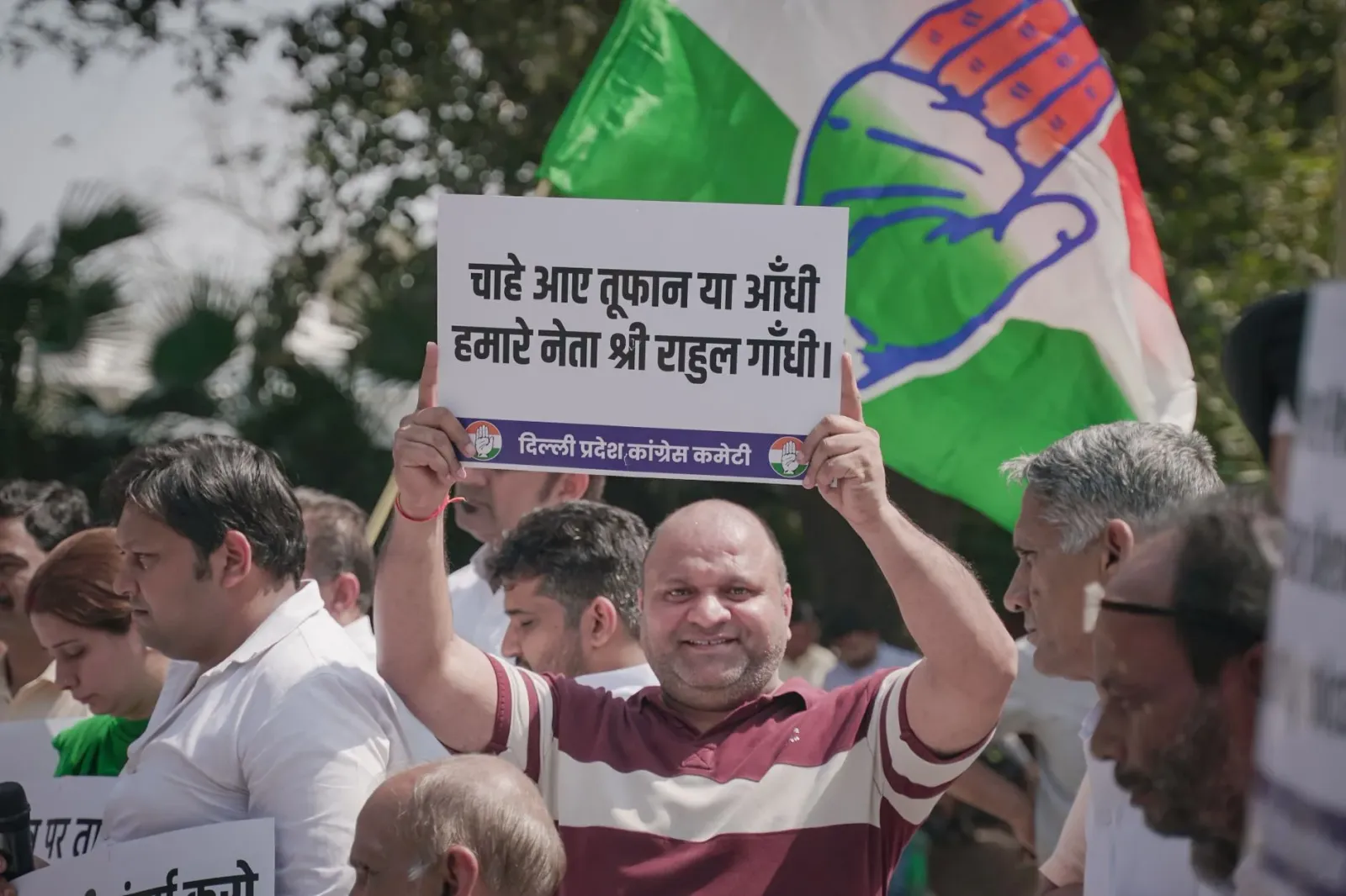 Imajen hatudu poster boot Rahul Gandhi iha Kota, Rajastão, ne'ebé ema hakbiit tiha ona, ho ema barak haree ba poster ne'e ho 
