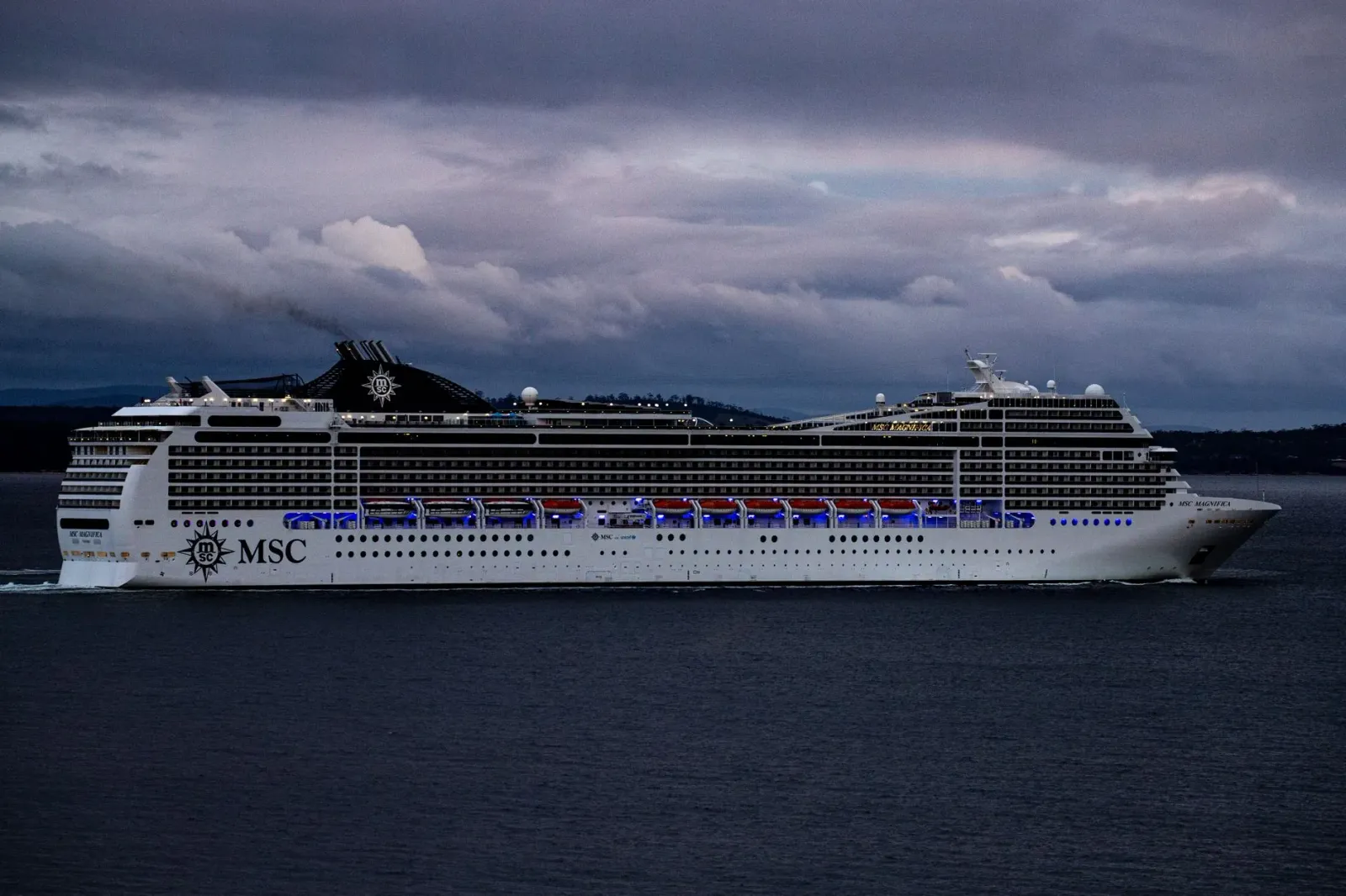 Pasajeru cruise iha kuarentena ho vixia saúde, ho letreiru 'Quarantine' iha kilat la'ós, iha ambiente ospitál