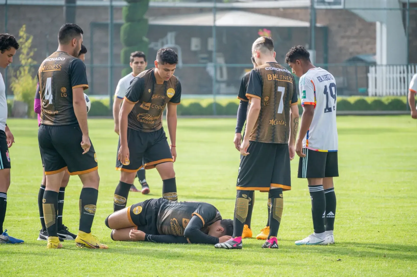 Imajen ida husi jogador futéu Tino Livramento ne'ebé hetan ferimentu iha kalf durante treinu, ho nia oin triste maibe determi