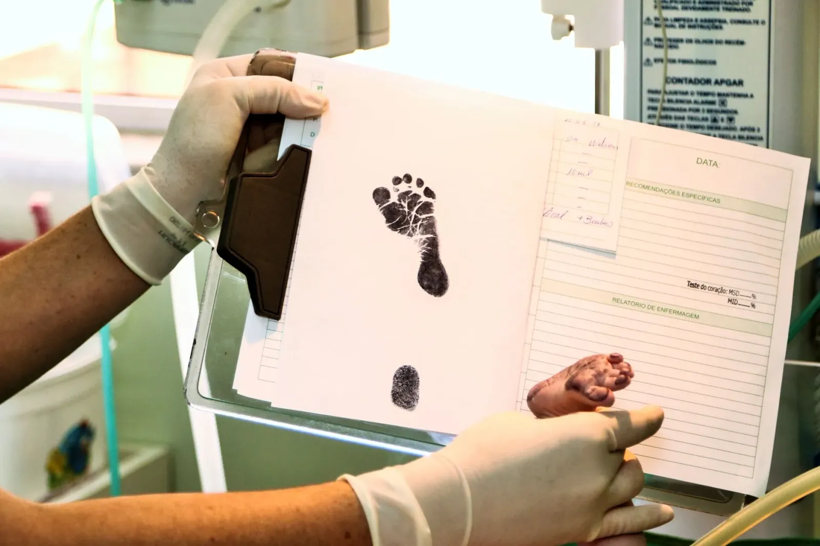 Imajen ida hatudu bebe foin moris iha hospital, ho enfermeira ida fó kuidadu neonatal, simboliza prevensaun mortalidade labar
