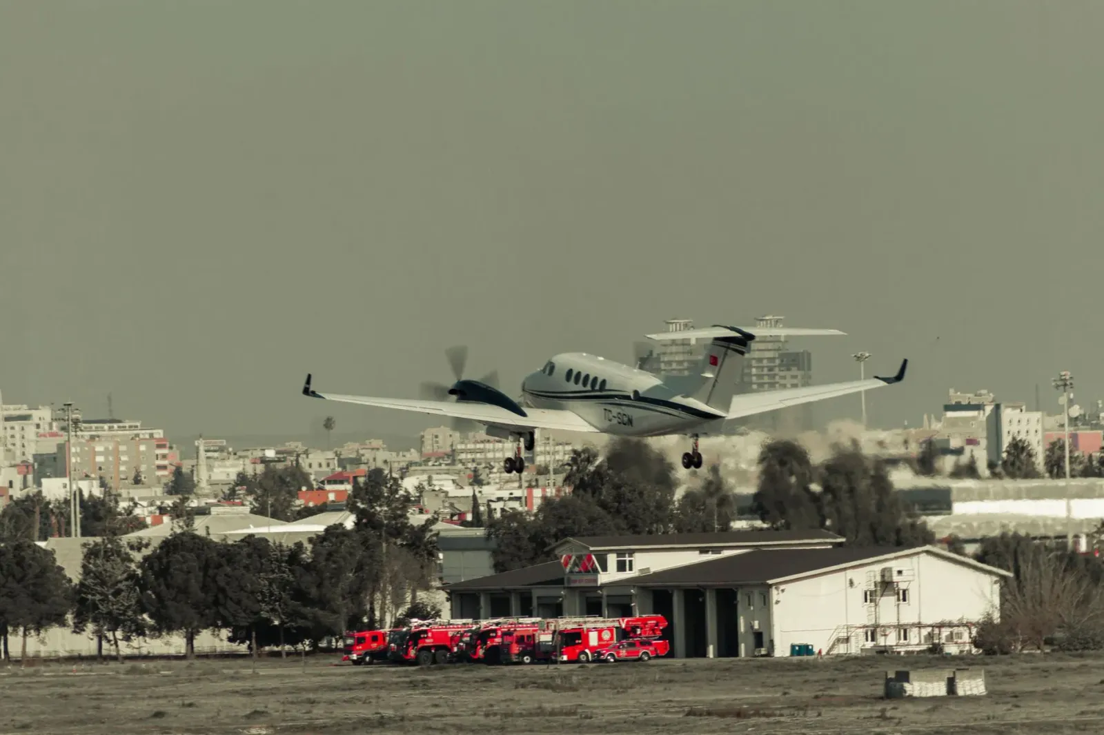 Ekipa rezgate servisu iha estrada após krash avión ki'ik iha Texas, ho lanternas no fogo hanesan fundu