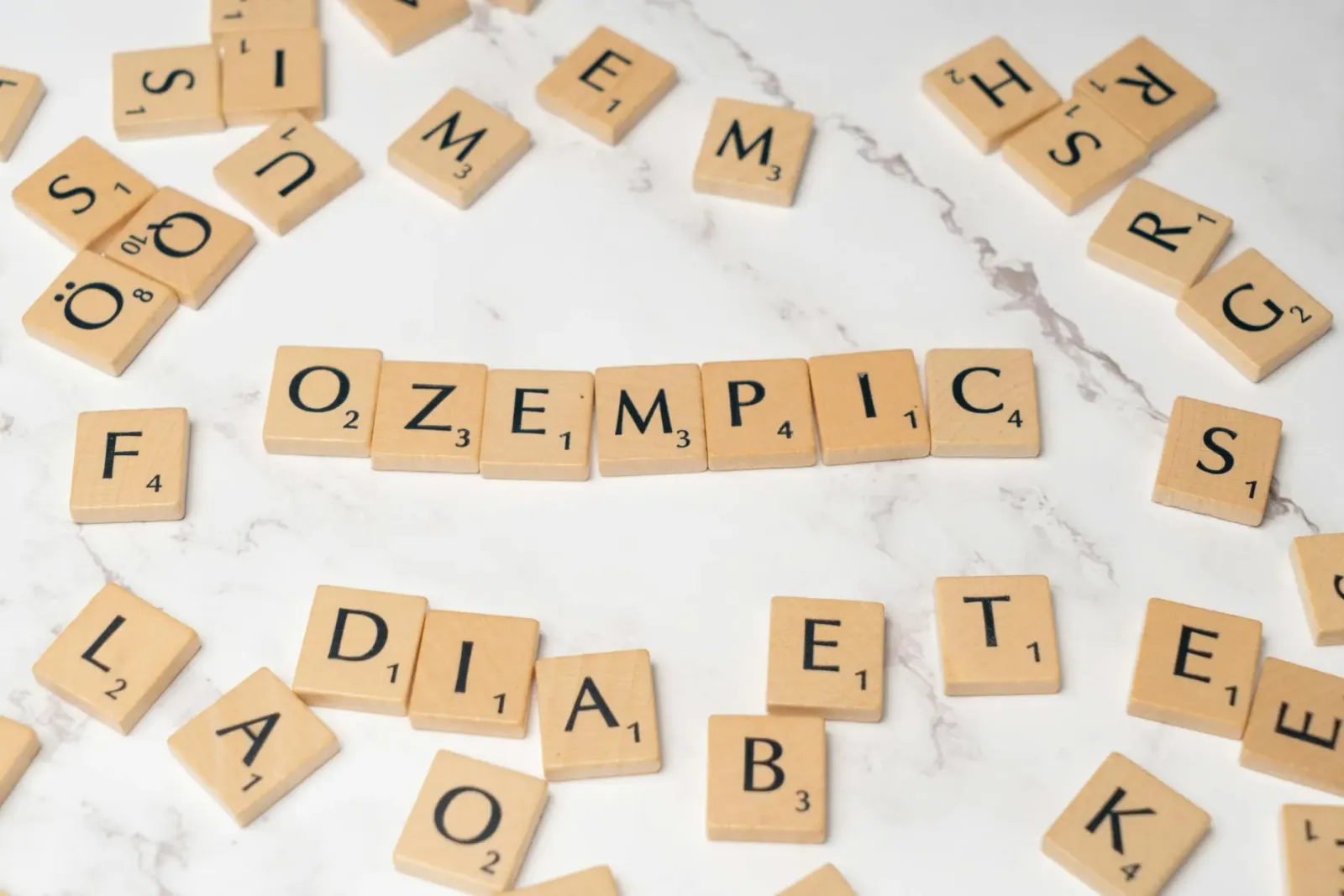 Imajen hatudu pen injesaun Ozempik iha mesa, ho fundu botika no fatin vaksinasaun, hanesan ilustrasaun kona-ba remediu obezid