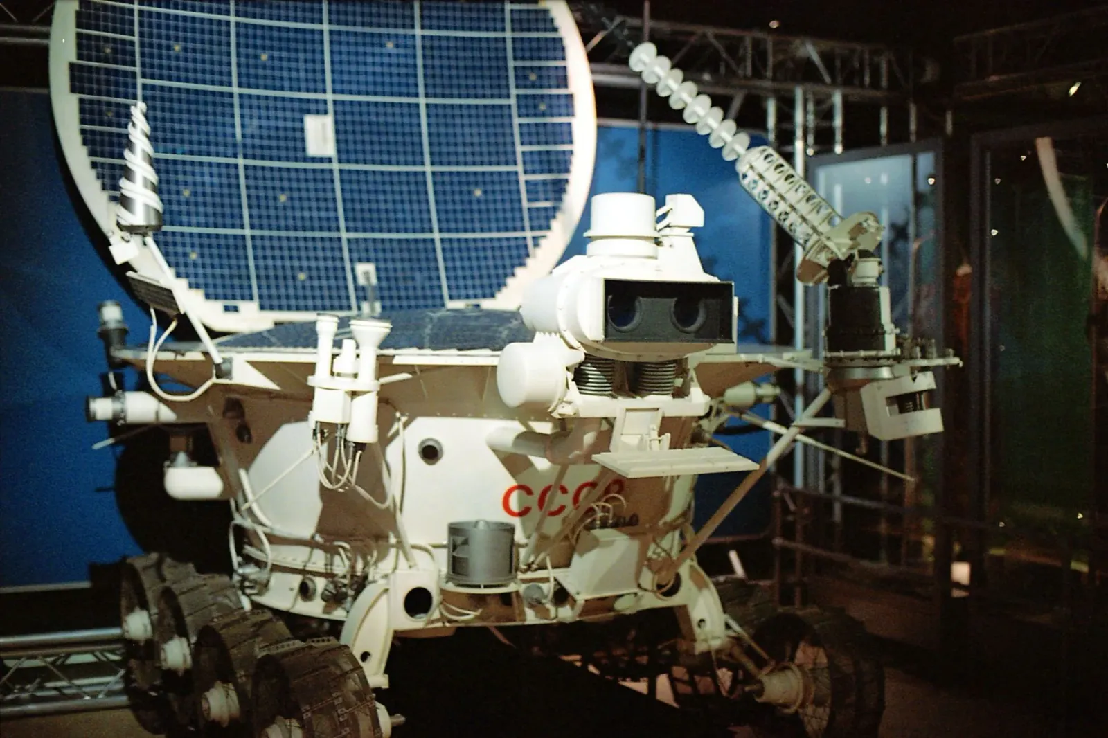 Imajen robóta ki'ik SORA-Q husi JAXA ne'ebé muda forma hela iha superfísie lua nian.