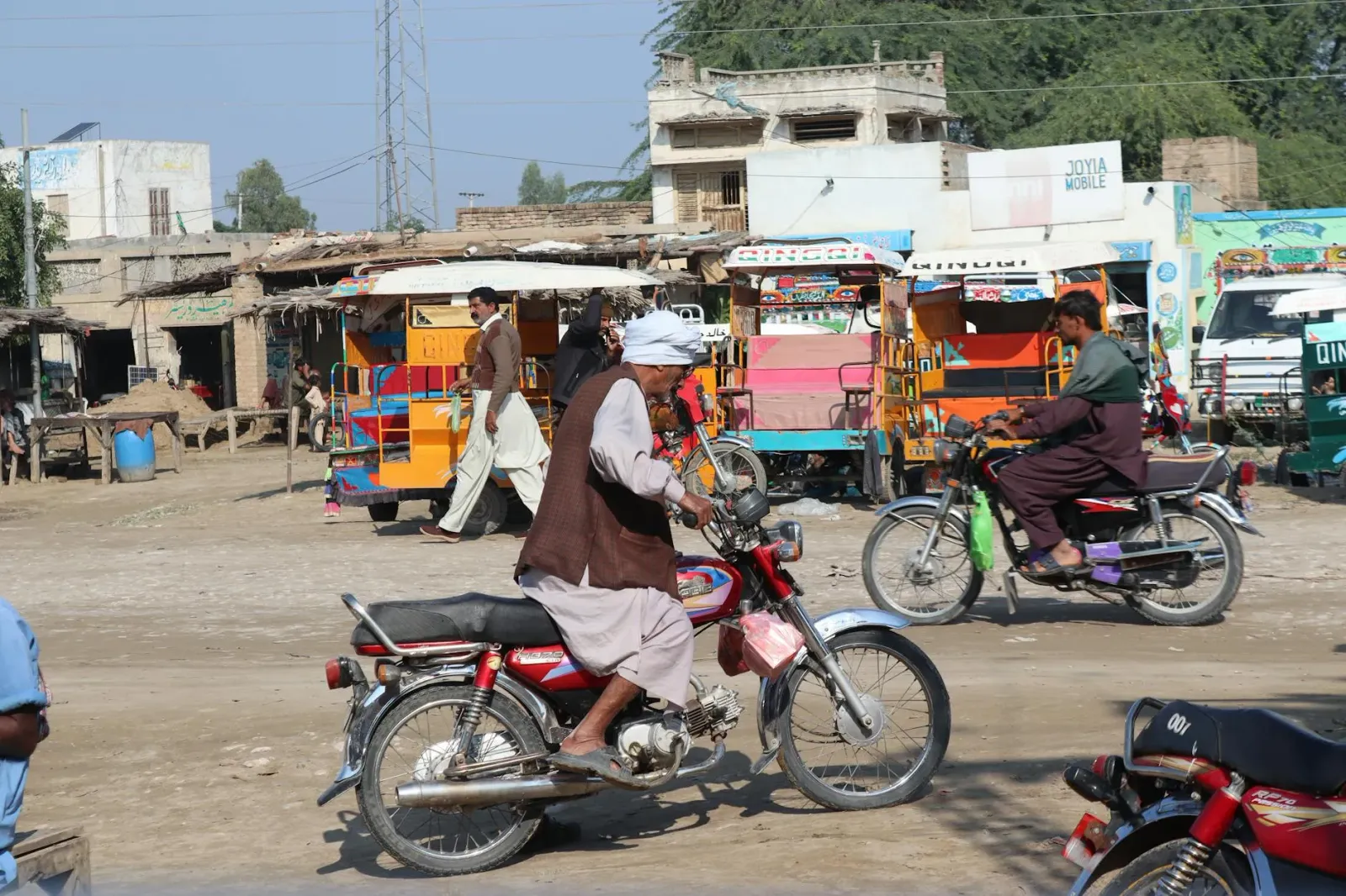 Imajen hatudu merkadu iha Pakistan ne'ebé taka tiha horas 8 da noite tanba krise energia, ho ema barak la iha atividade