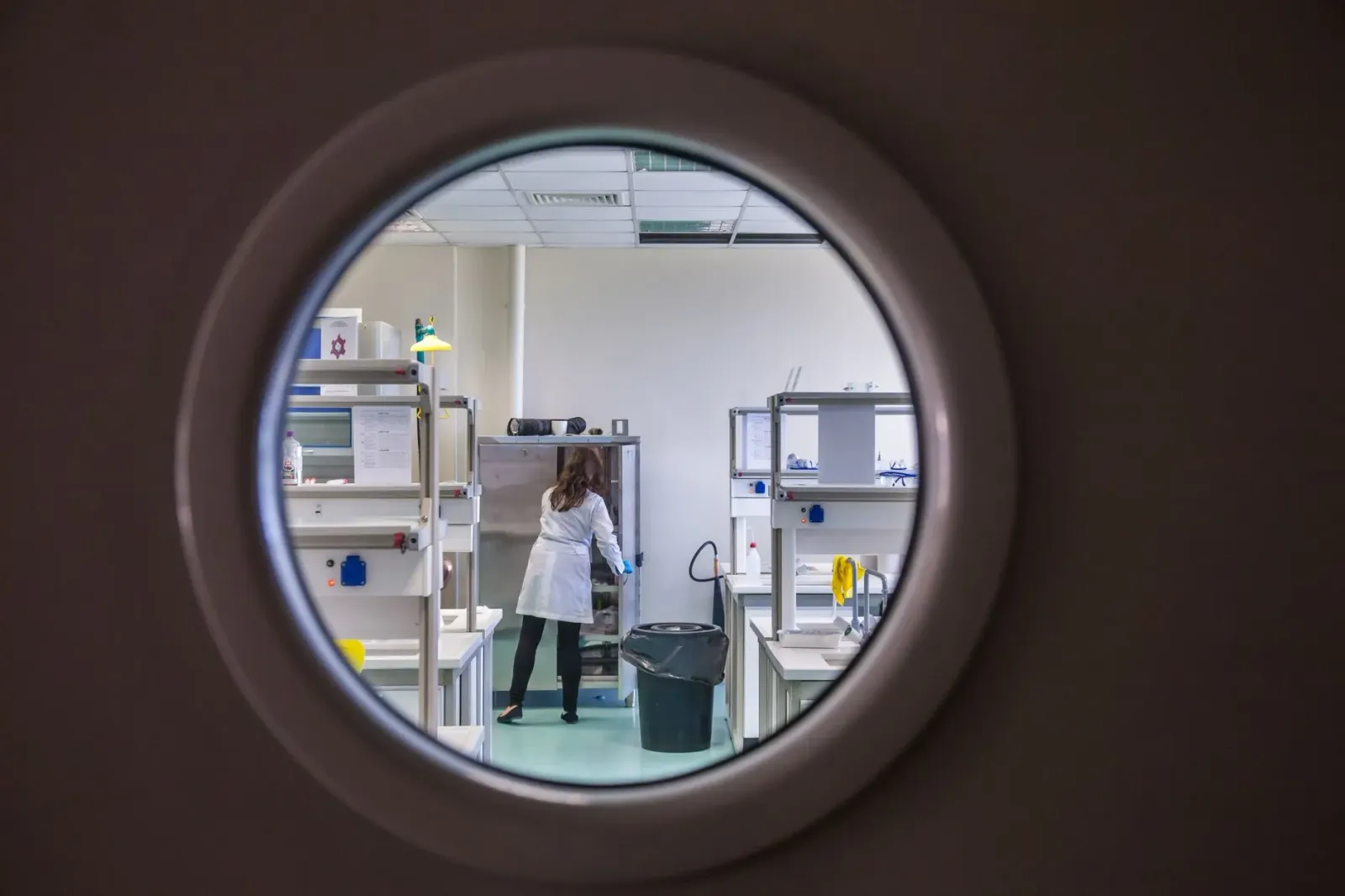 Imajen husi laboratóriu ho ekipamentu SCIEX ZenoTOF, hatudu teknolojia siénsia ne'ebé avansa ba peskiza farmasêutika no ambie