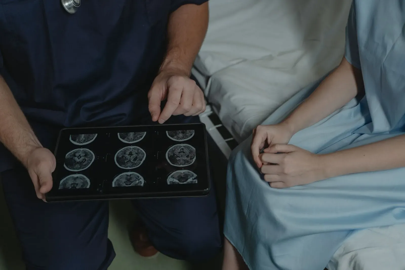 Doutor esplika kona-ba saúde mental ba pasiente iha konsulta