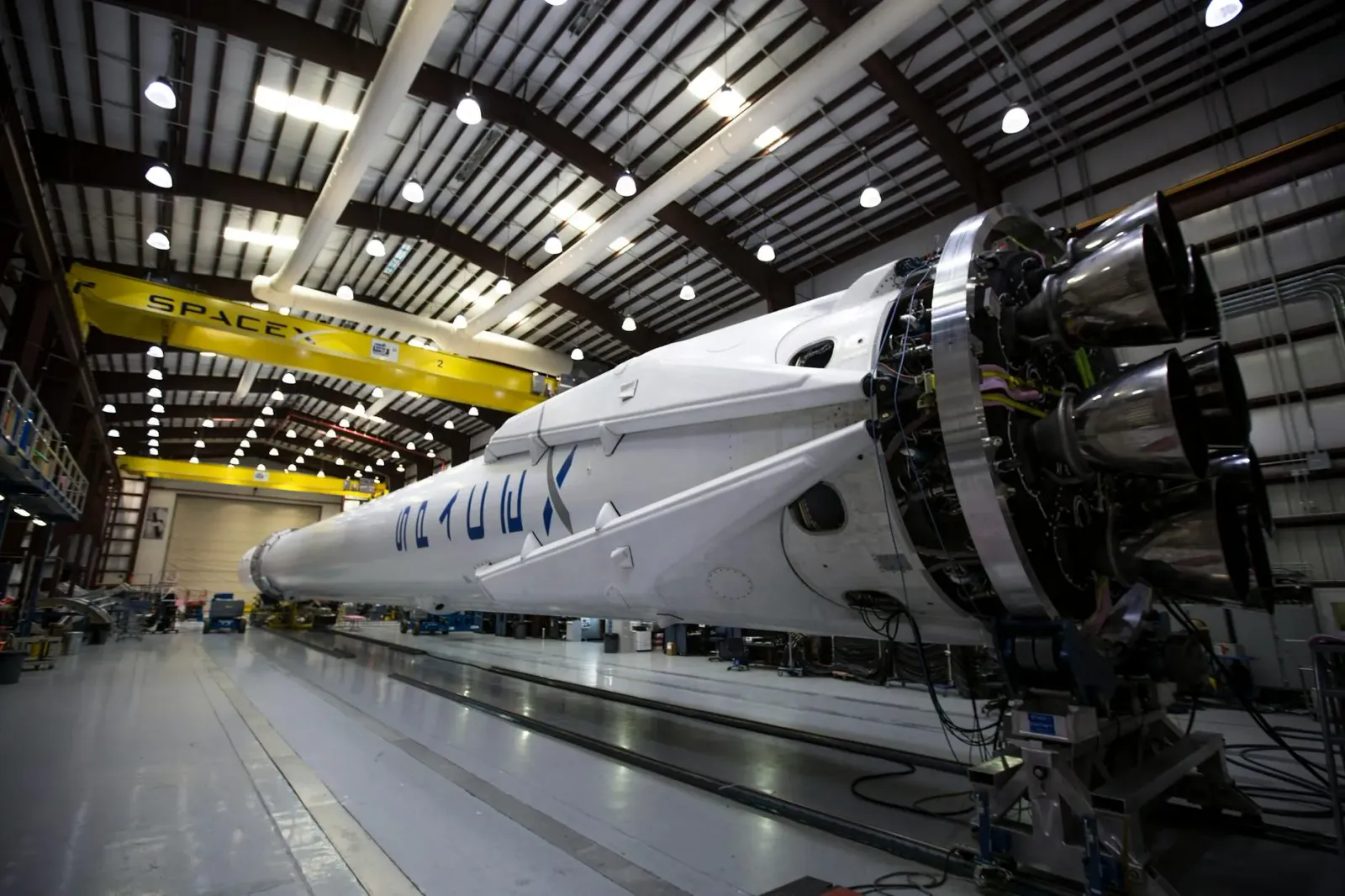 Ilustrasaun kona-ba fábrika Terafab husi SpaceX iha Austin, Texas, ne'ebé planeia investi $119 bilhão ba AI chips, ho kór mod