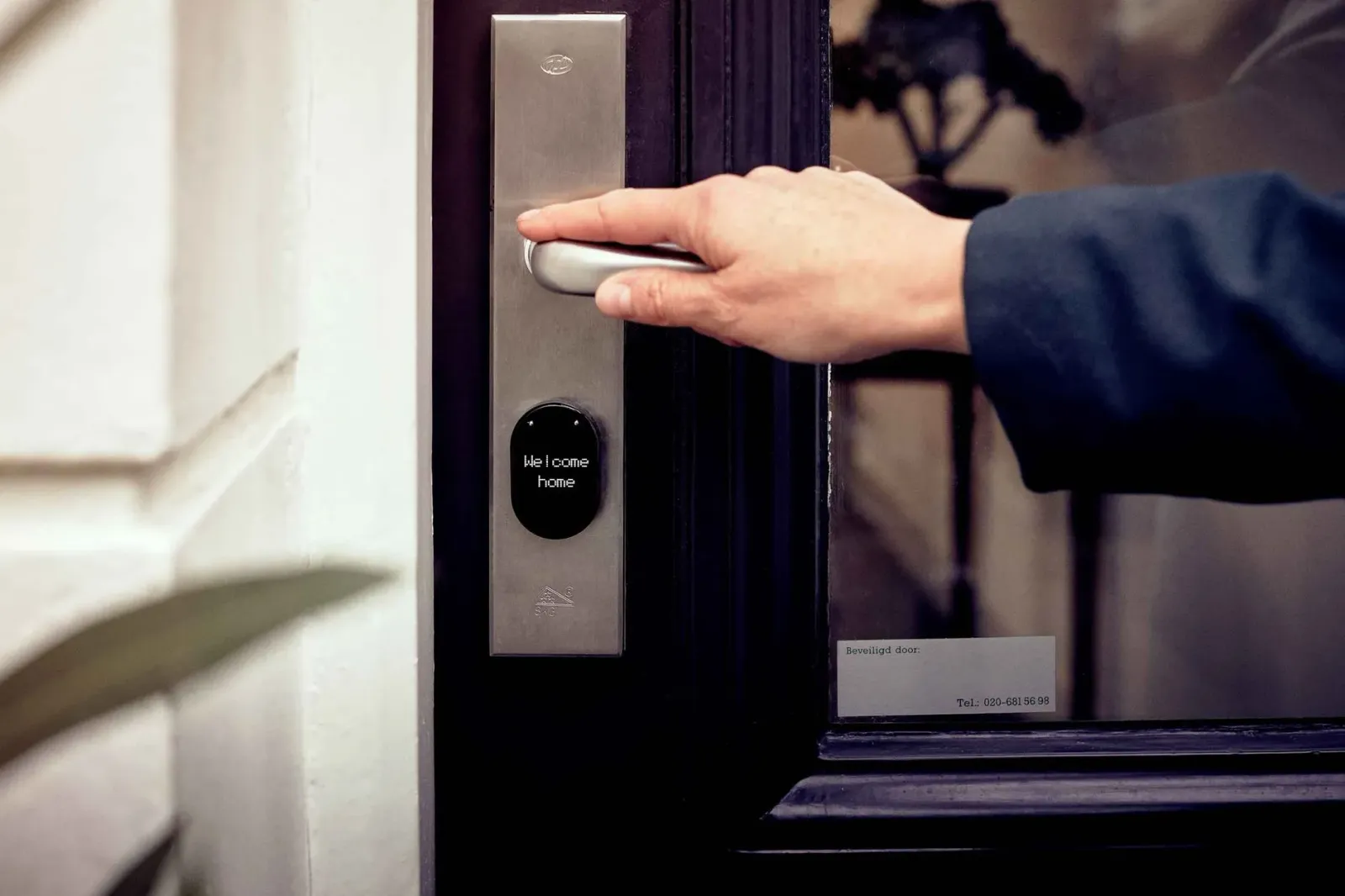 Smart lock Schlage Sense Pro ho teknolojia UWB iha odamatan uma, hatudu futuru seguransa uma ne'ebé inteligente