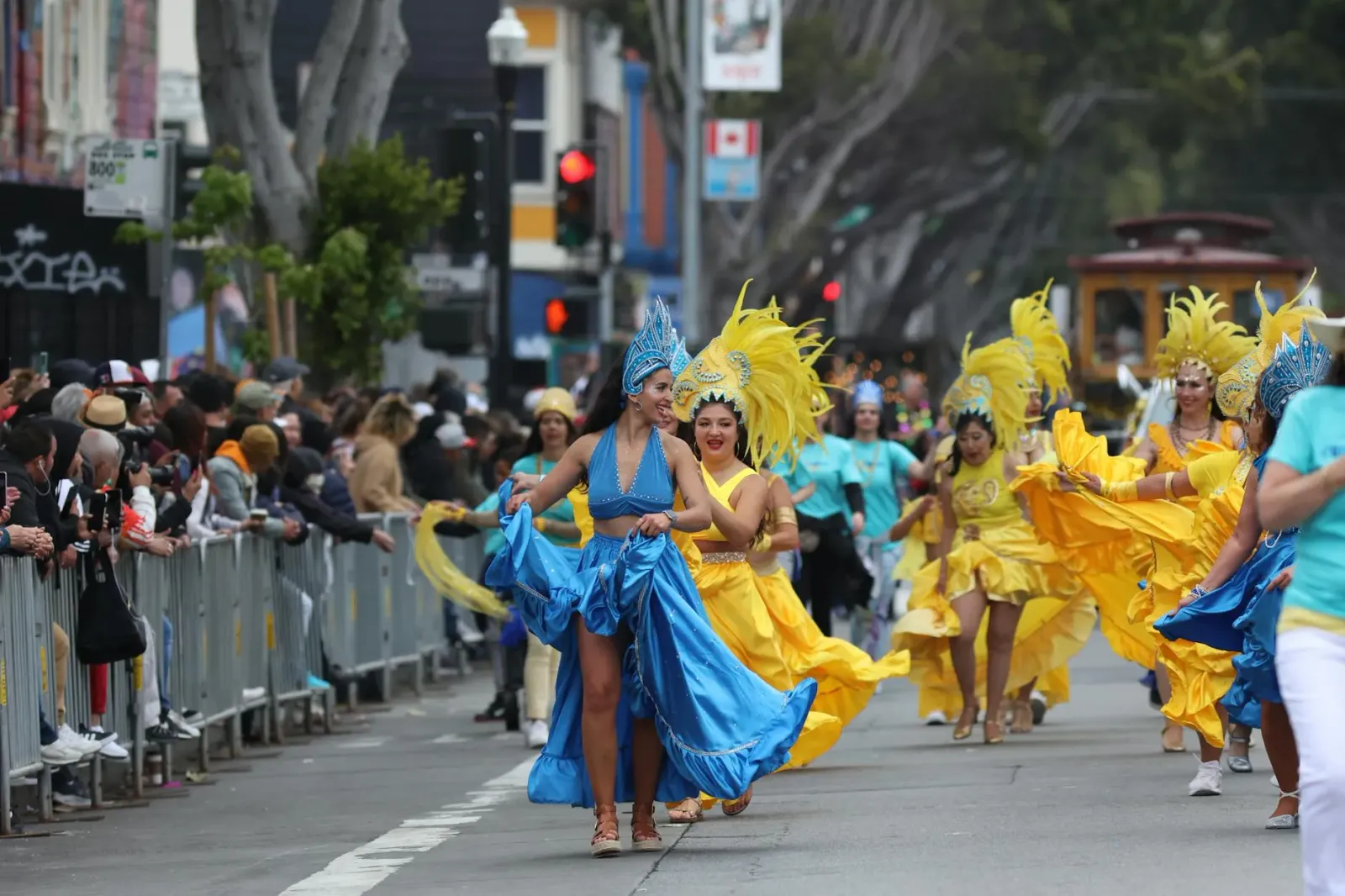 Ema barak iha San Francisco tuir eventu manga grátis, ho sorrisu no manga iha liman, hatudu alegria no kultura Indianu.