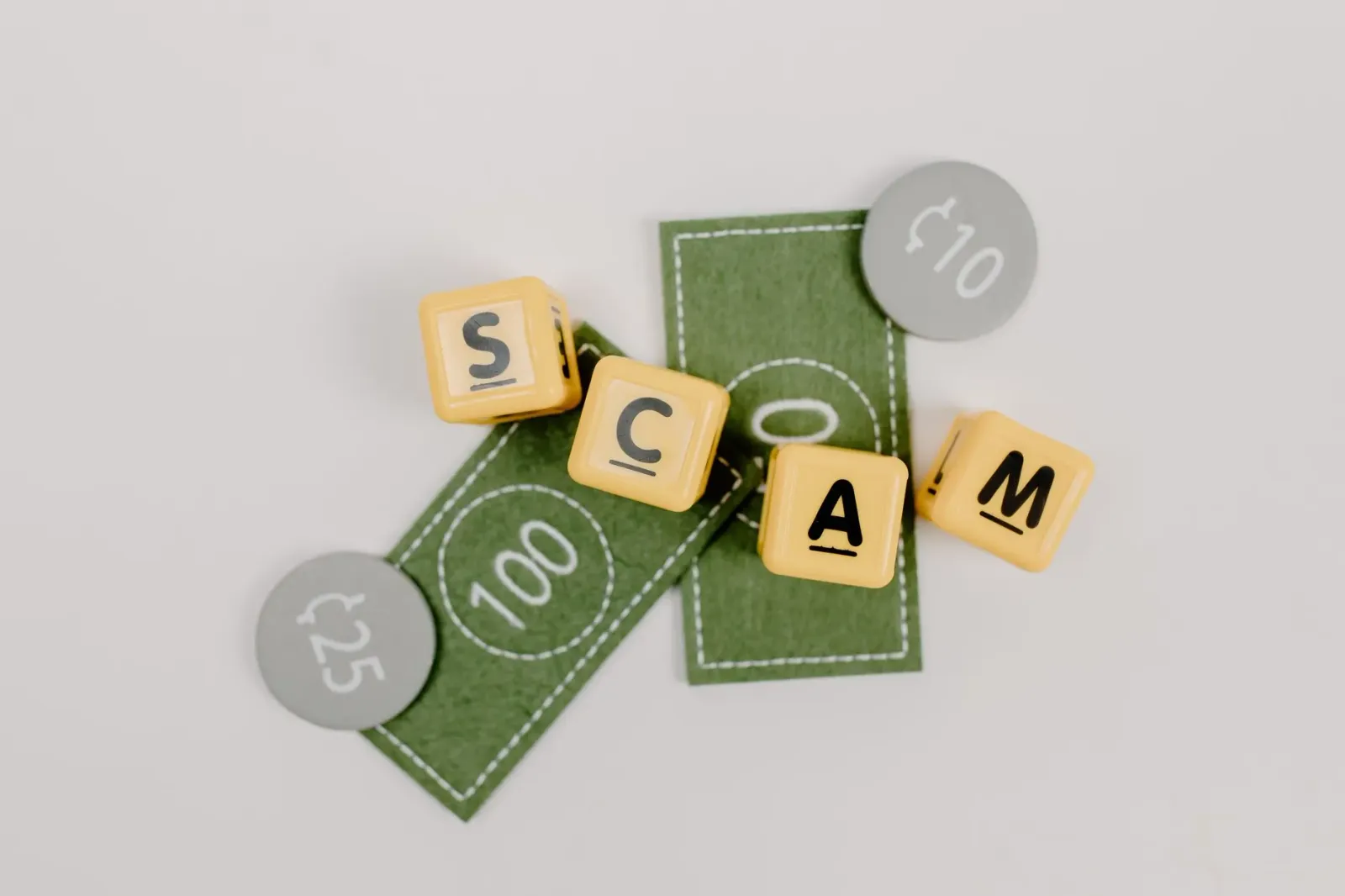 Gráfiku finanseiru ne'ebé hatudu risku compliance no fraude securities, ho dokumentu legal no selu iha fundu, hodi ilustra im