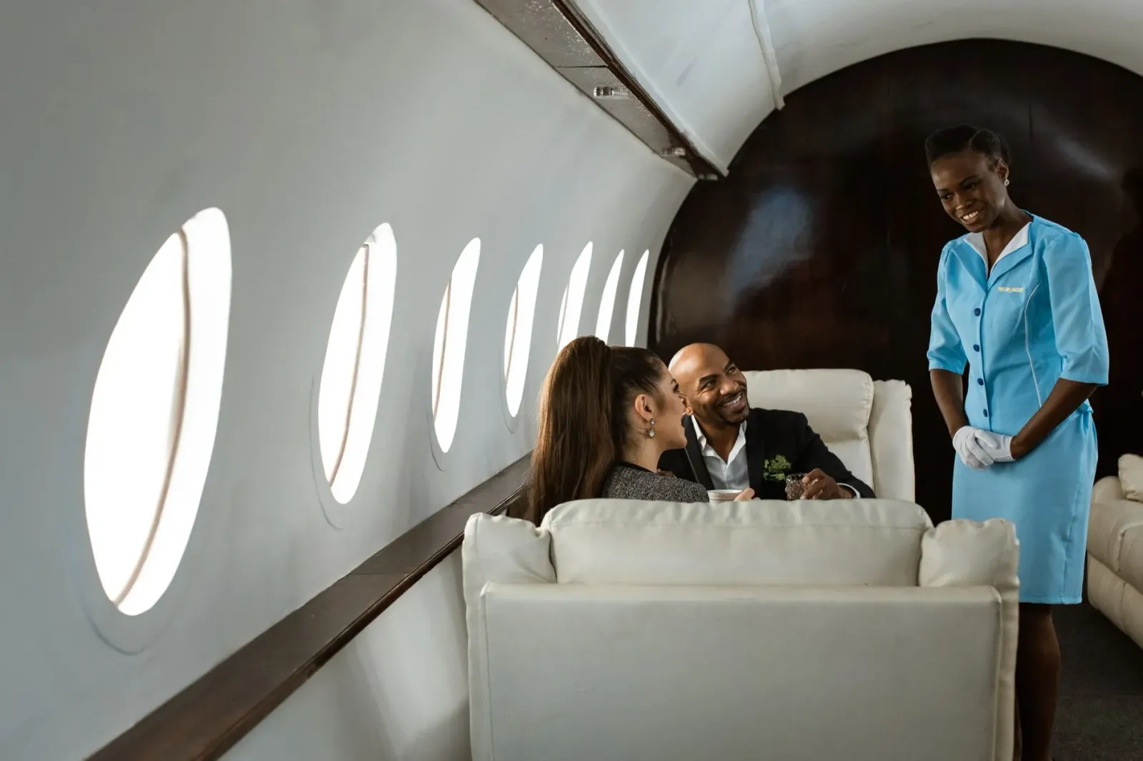 Aviaun JetBlue ho kadeira premium Mint iha kabina ne'ebé konfortável no modernu