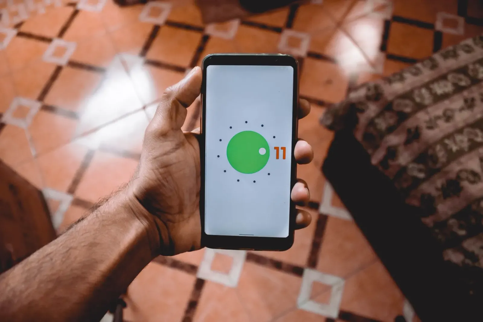Foto smartphone husi Android 17 ne'ebé halo esplikasaun kona-ba interface foun no Bubble Apps iha tela