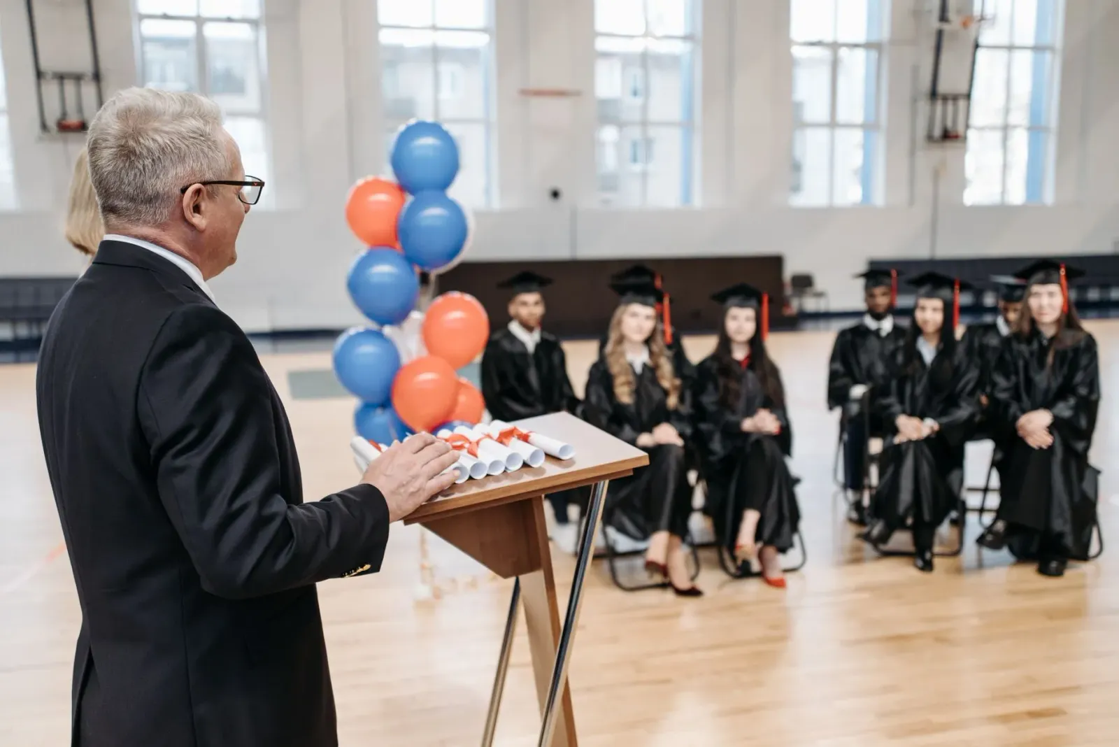 Estudante sira boos iha serimonia graduasaun bainhira oradór boot koalia kona-ba AI, hatudu sira nia la simu diskursu teknolo