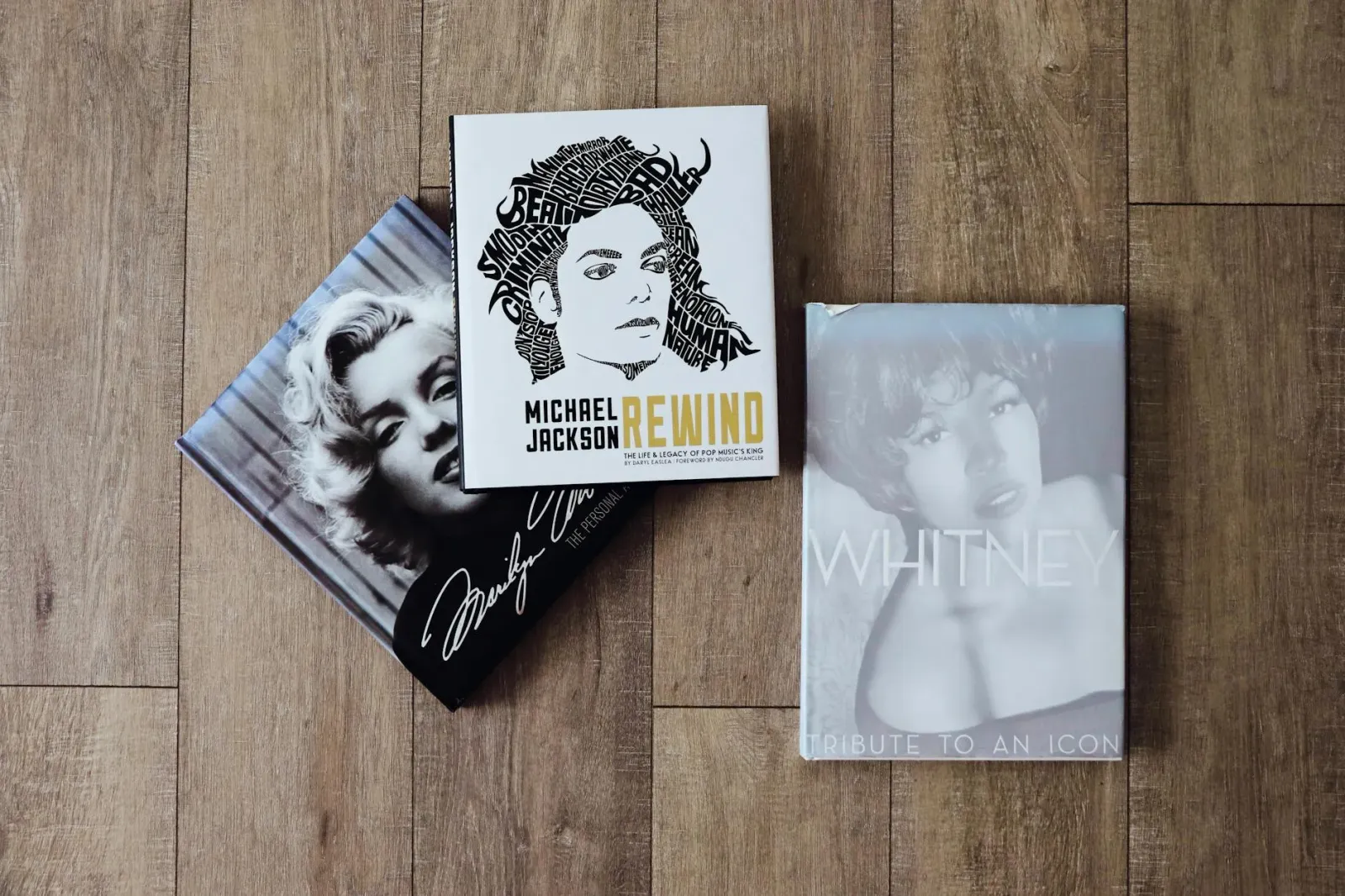 Imajen kolaj ida hatudu Marilyn Monroe ho nia buka ruín, Taylor Swift hena konsertu, no livro fiksaun sientífika The Floating