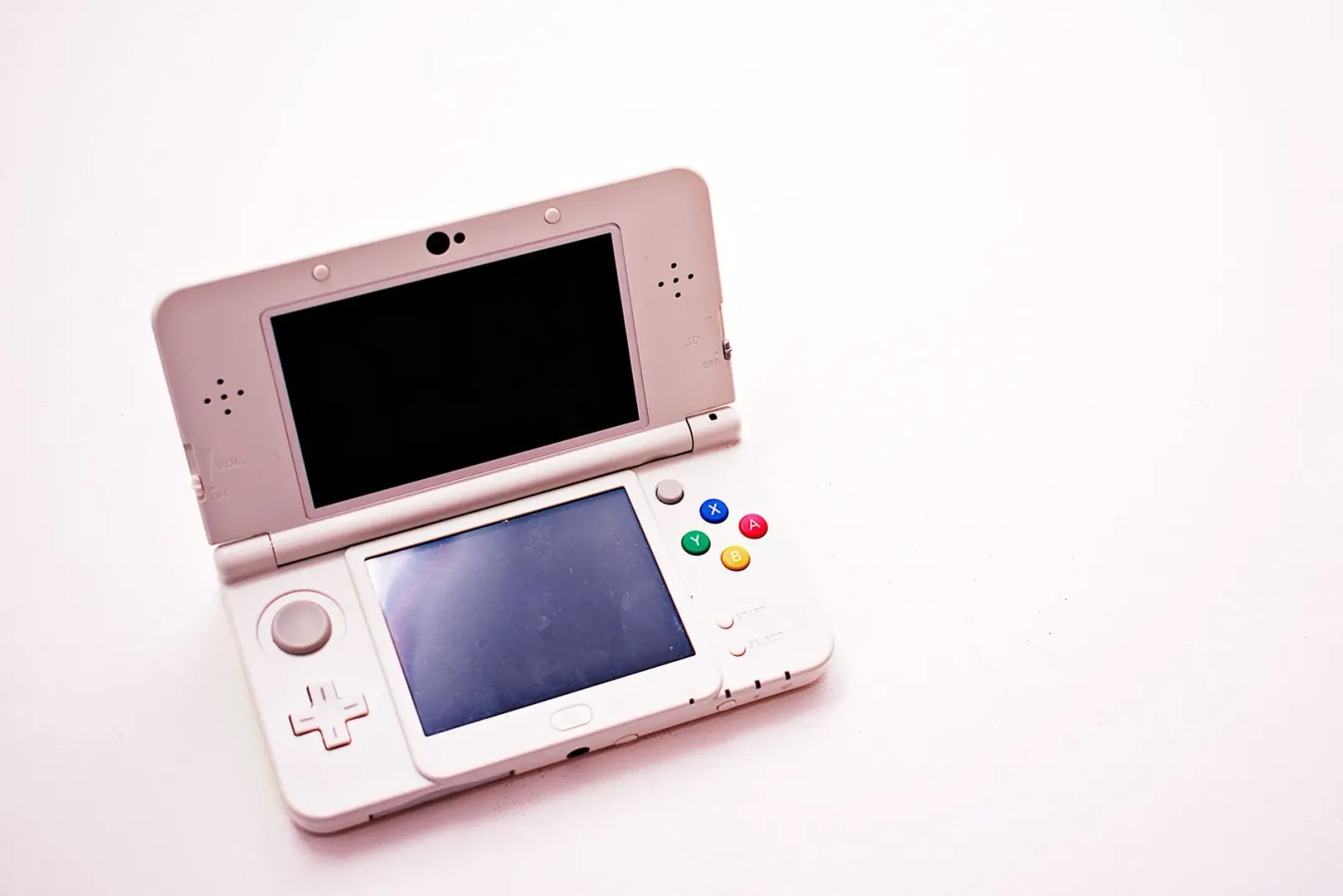 Imajen konseituál hatudu logotipu Nintendo no Bose hamutuk ho iluminasaun ne'ebé hanesan futuru, simboliza mudansa iha indúst