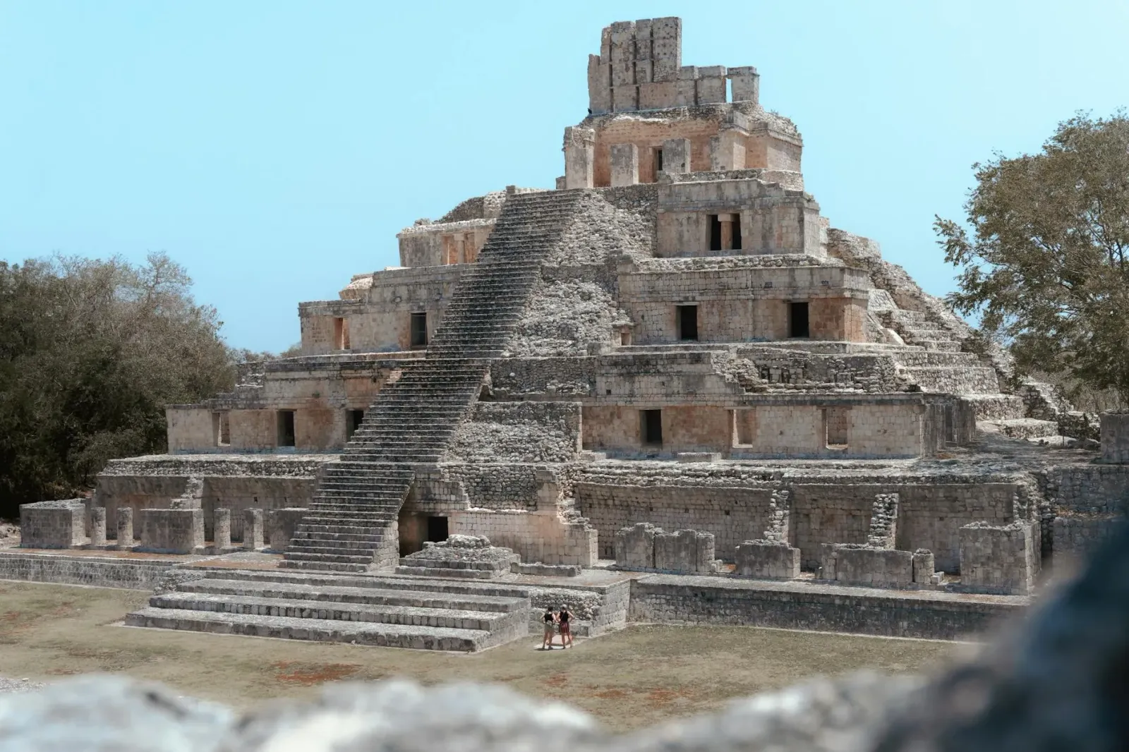 Imajen ida ne'e hatudu ruína sidade Maya antigu ne'ebé taka tiha husi ai-laran, ho teknolojia satélite no Google deskobre tih