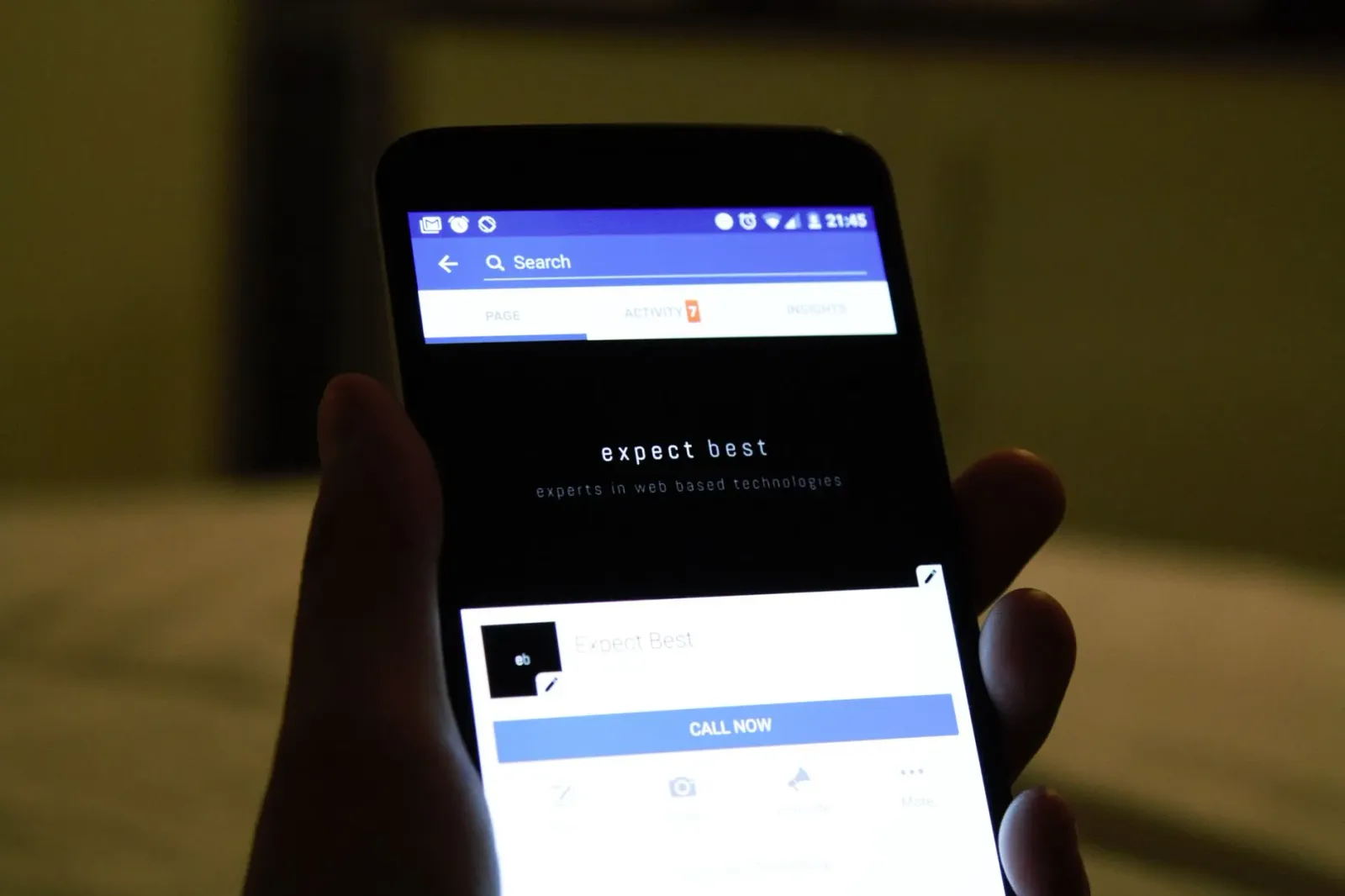 Ema uza AI Mode Facebook nian ba buka informasaun desportu iha komputador