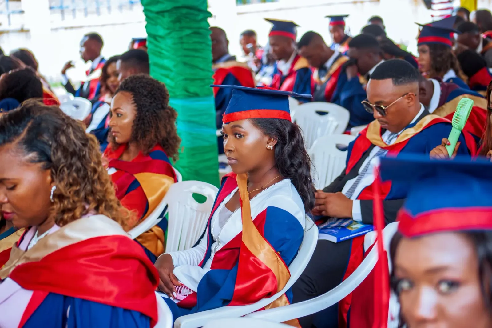 Estudante sira booing iha serimonia graduasaun, hatudu sira nia la simu diskursu AI husi ema boot teknolojia.