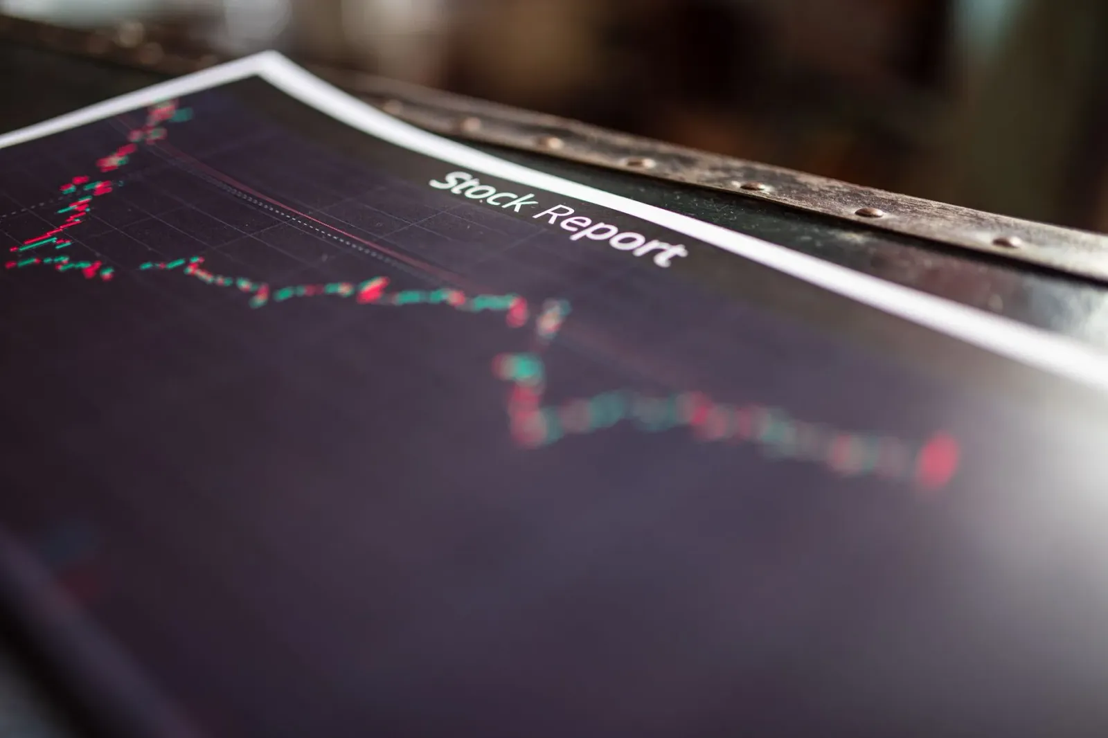 Jim Cramer iha programa Mad Money, koalia kona-ba stock calls no analiza merkadu, ho gráfiku no komputador iha fundu.