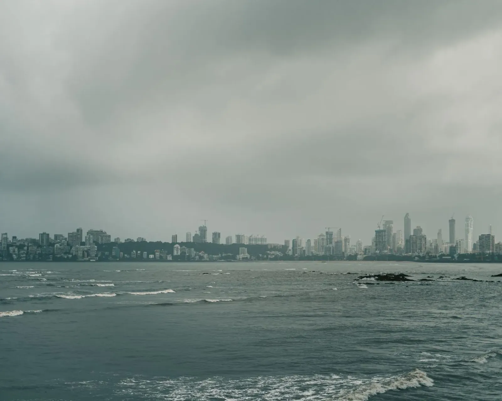 Nuvens monsoon iha Mumbai ho sidade iha kotuk, hatudu mudansa klimátika ne'ebé estagna hela avansu udan iha Maharashtra