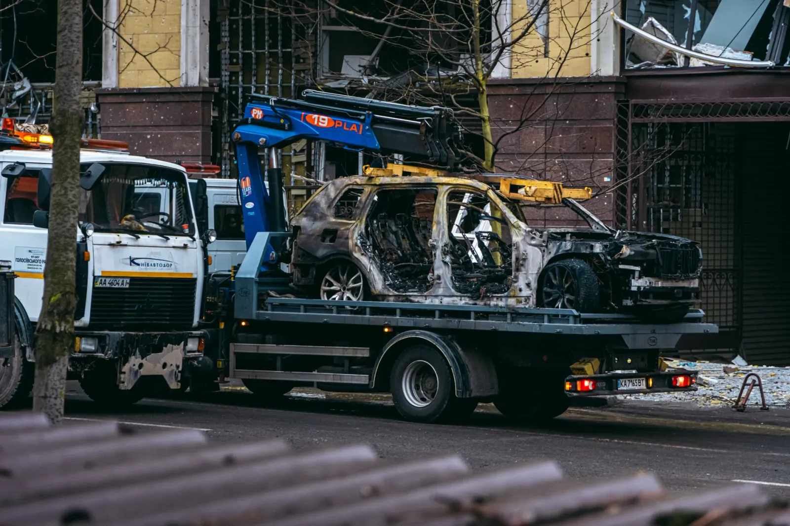 Imajen ida hatudu bus eskola ne'ebé sunu tiha no uma ki'ik iha Ludhiana, ho ema bombeiru sira servisu atu hamate fogo, iha ár