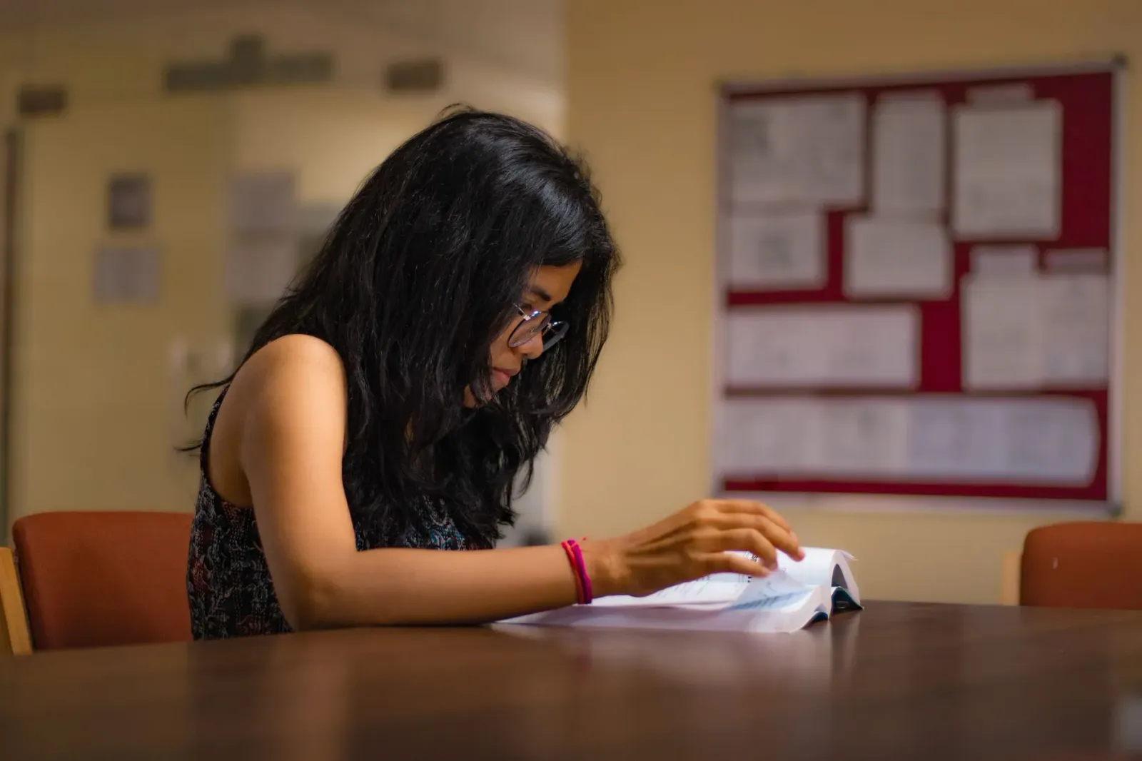 Imajen kona-ba kampus IIT Delhi ho livru no estudante, no iha fatin seluk hatudu doutór no ema suspeita, no sistema exame iha