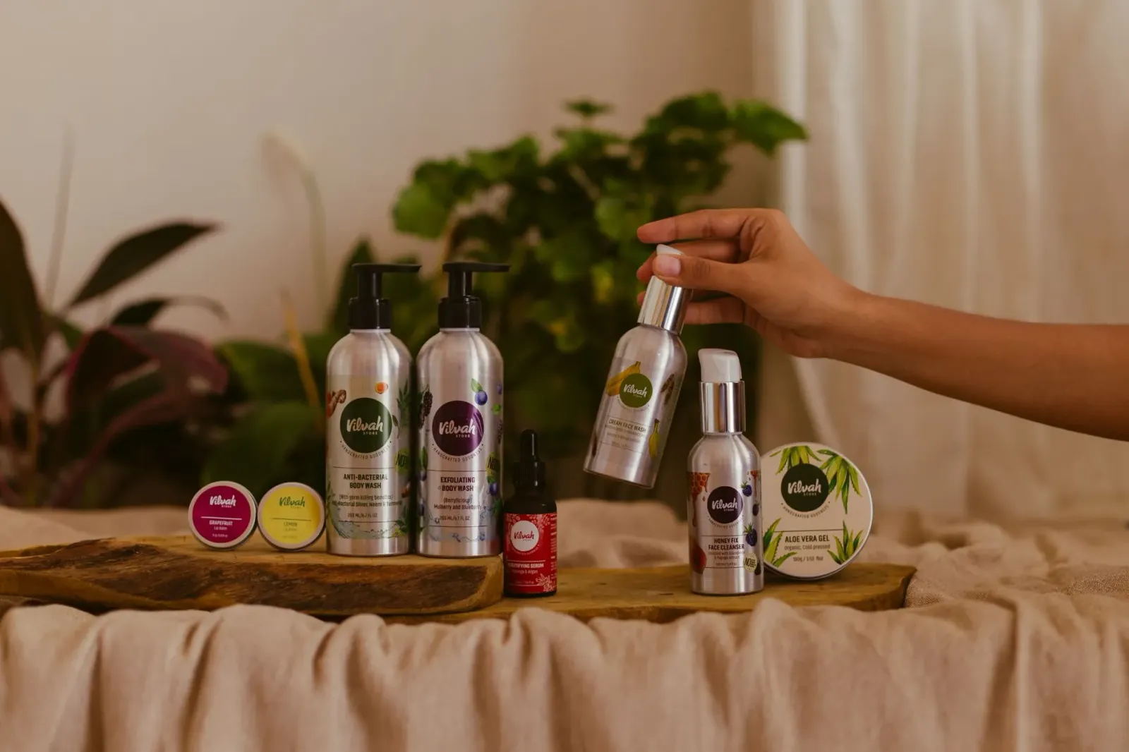Imajen hatudu produtu kosméticu L'Oréal sira iha prateleira, ho símbolu akizisaun no seta boot hodi hatudu oportunidade foun 