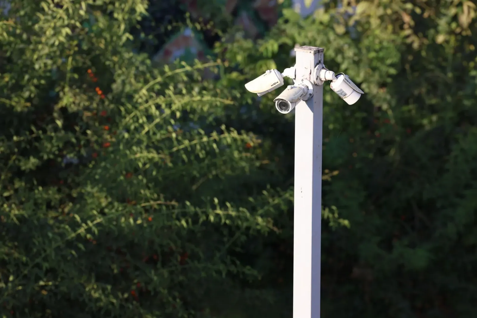 Imajen hatudu dokumentu akordu aluga, kamera CCTV, no ambiente urbano Mumbai - simboliza seguransa no dokumentu