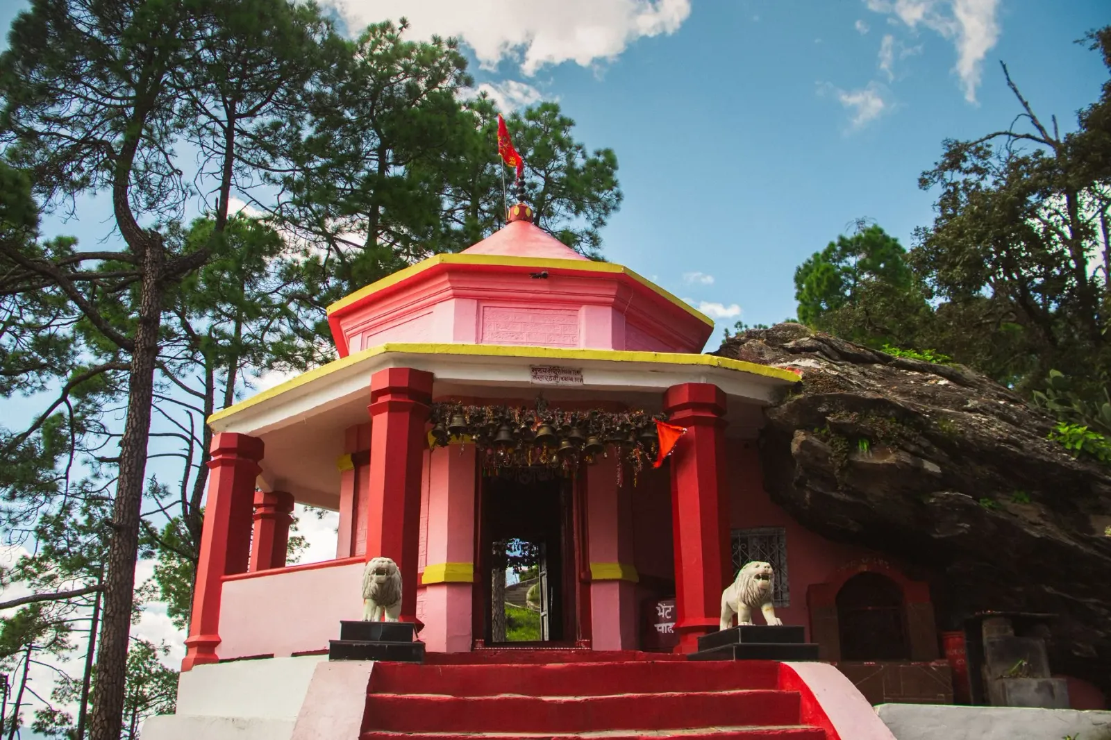 Ator Bollywood Akshay Kumar iha turu fiar iha Shri Mata Vaishno Devi Shrine iha Reasi, hodi oferese orasaun ho liman hamletuk
