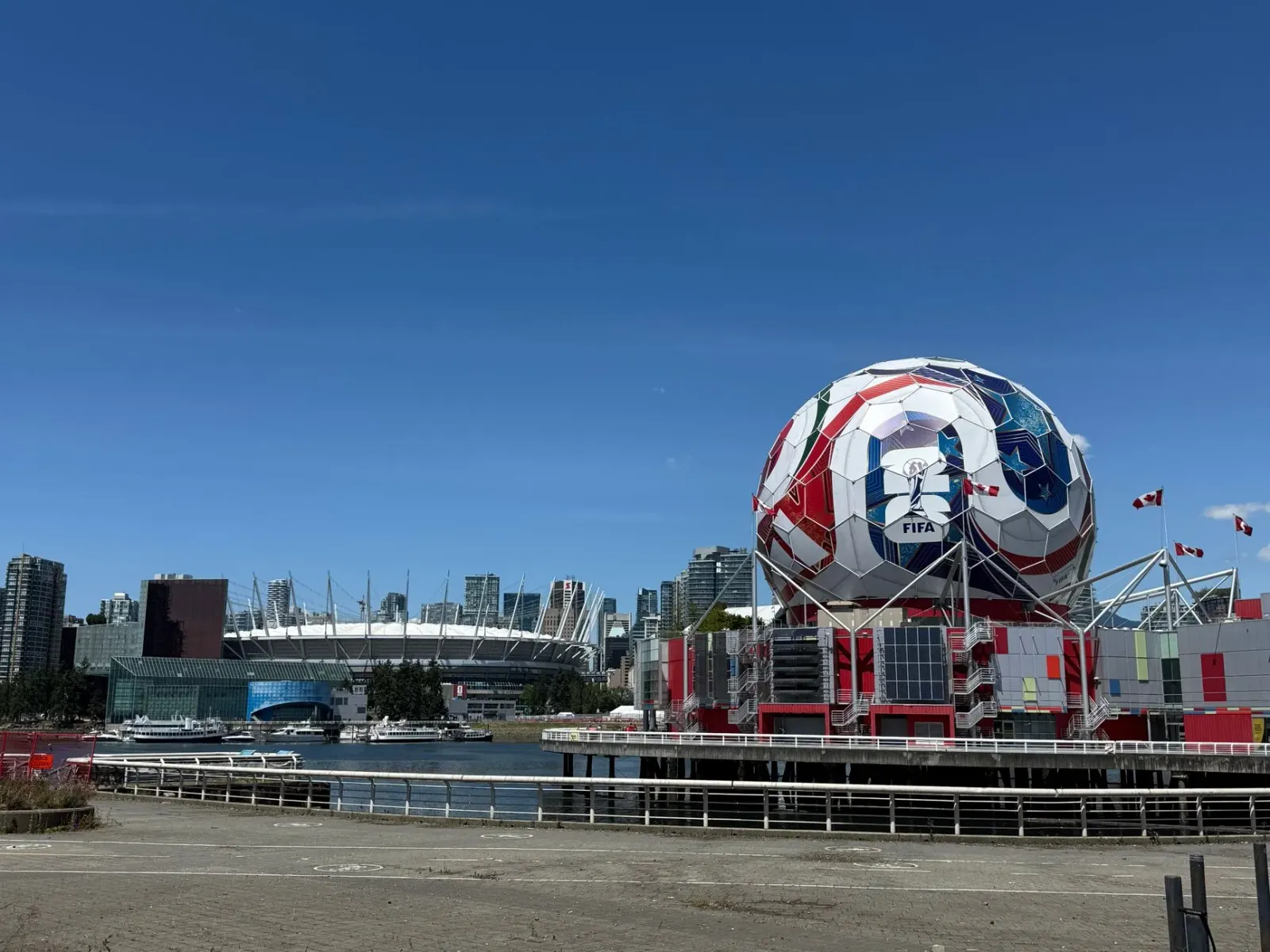 Jogu futebol Mundial 2026 entre Canada no Alemaña iha estadio Toronto, ho torcedor sira iha arquibankada.