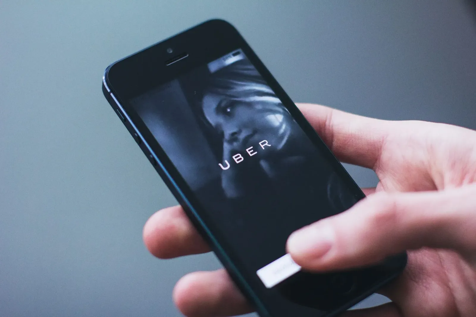 Imajen kolaj hatudu motorista Uber ho telefone, ai-haruk iha floresta Meghalaya, no treinador NHL Mike Babcock iha arena hóqu