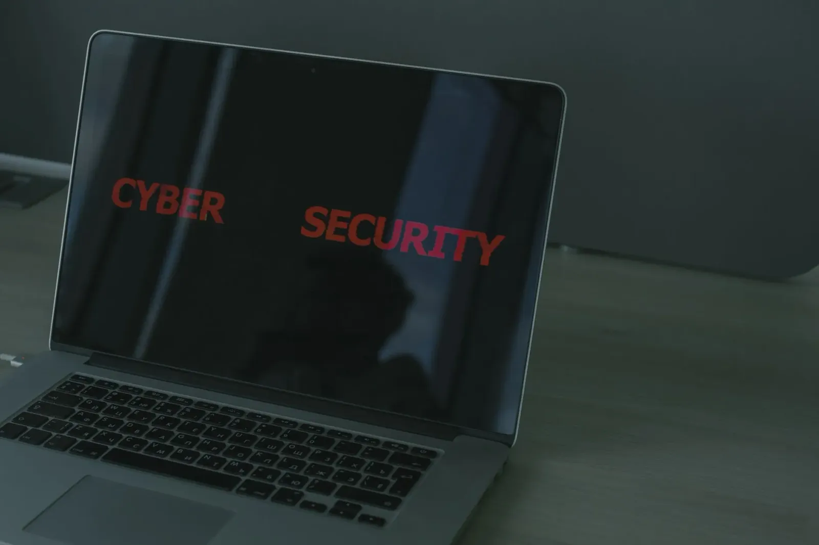 Ilustrasaun kona-ba seguransa firewall no atake drone iha Moscou, hatudu ligasaun entre ameasa digital no guerra modernu
