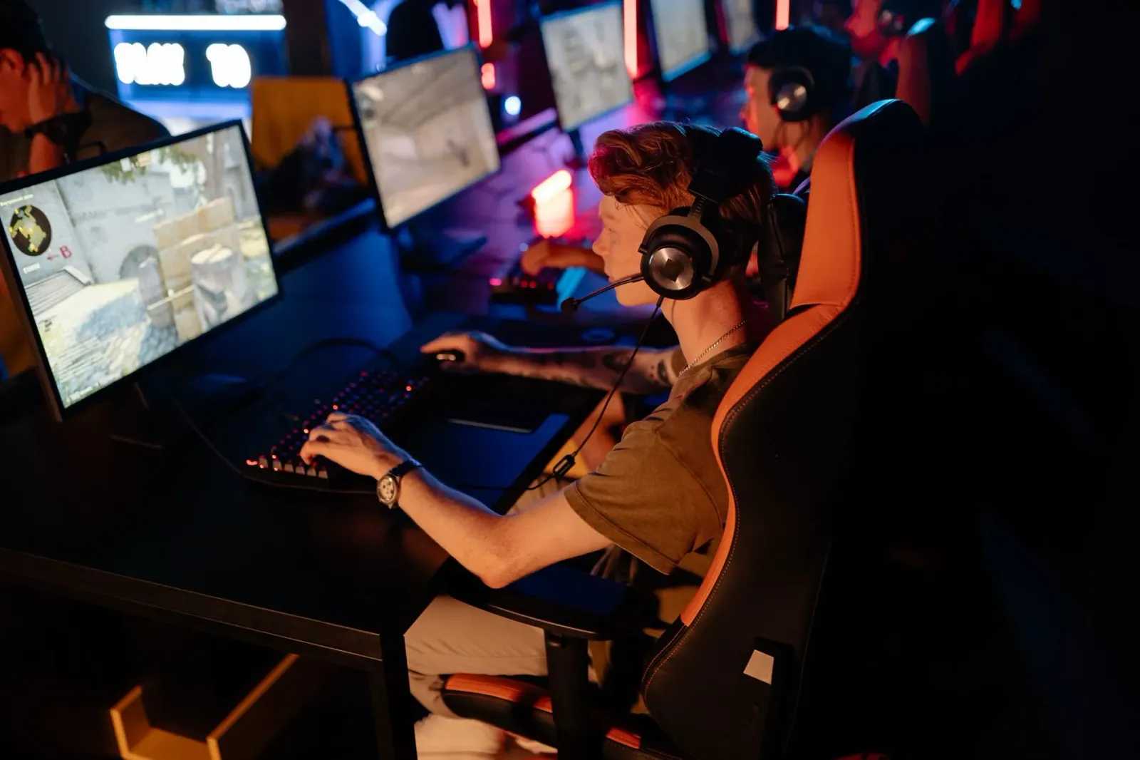 Imajen ki'ik hanesan artista mós joga e-sports no diskuti kona-ba saludu iha cidade.