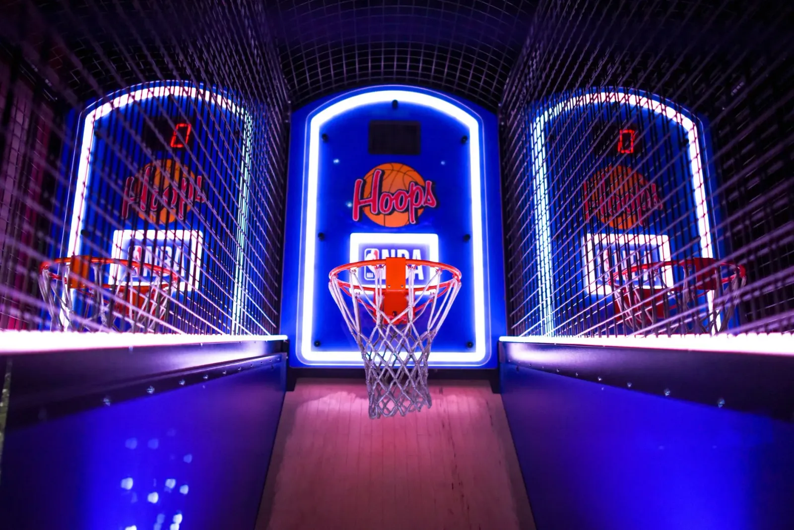 Ema na'in rua tuir hela programa morning TV iha sala ida, ho televizaun boot hatudu jogu NBA Finals iha laran. Iha sofá moder