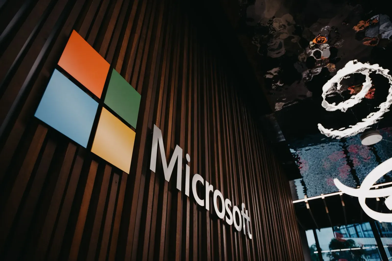 Imajen husi konferénsia Microsoft Build 2026 iha San Francisco, ho palku boot no tela hatudu AI no Windows foun