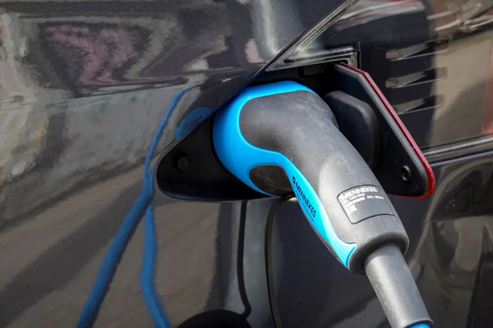 Imajen ida hatudu karru flex-fuel hybrid iha estasaun gasolina, ho etanol no eletrisidade, iha ambiente urbano, ho nuvens no 