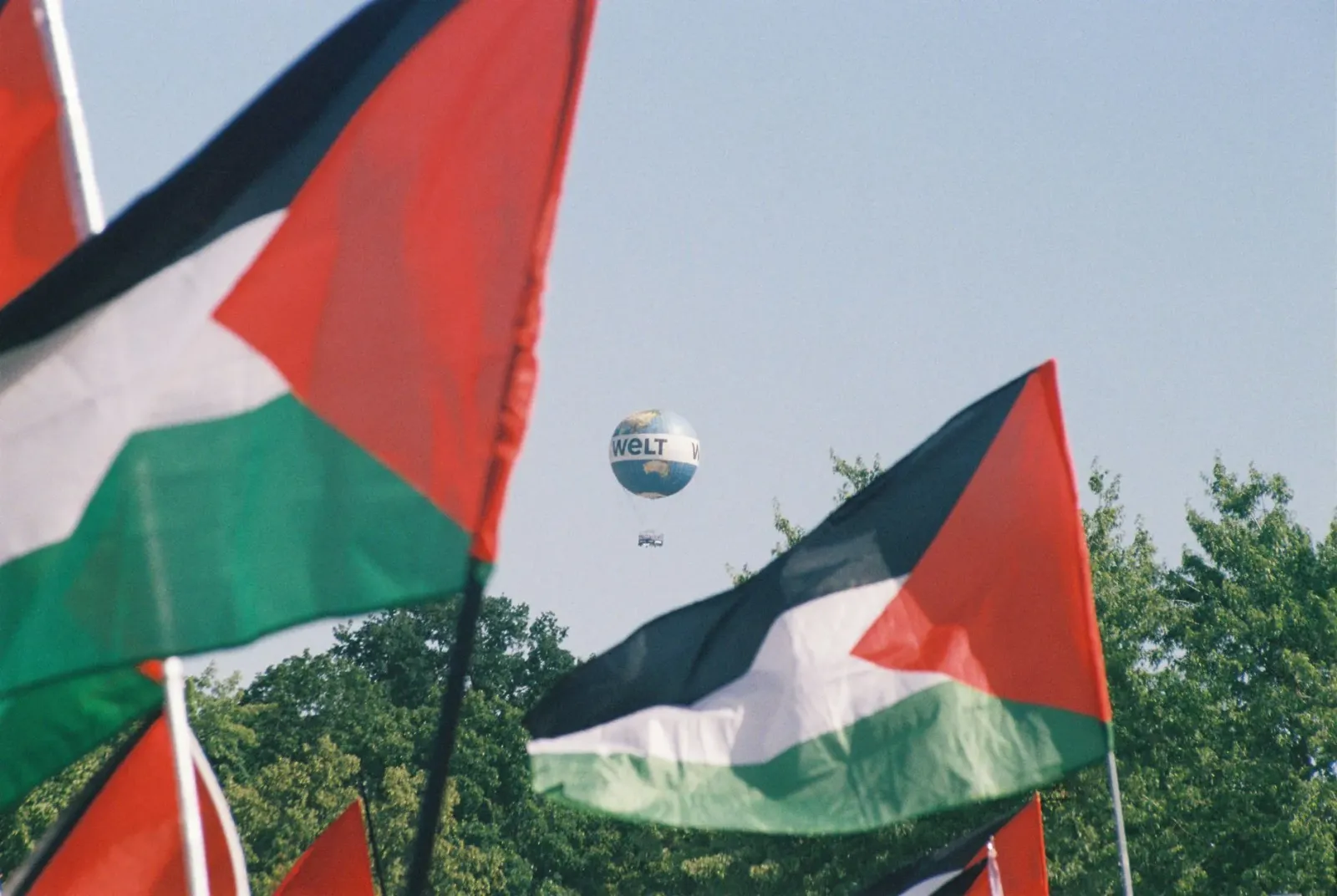 Imajen ida hatudu bandeira sira husi nasaun barak no ikon media, hanesan televizaun no jornal, ne'ebé reprezenta ligasaun ent