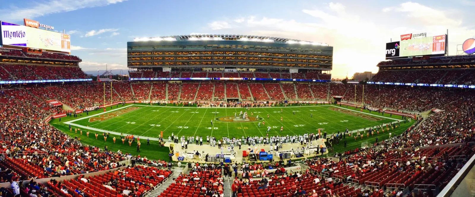 Imajen ida hatudu estadiu NFL boot ho ema barak tuur hela, no iha sinal survivor pool $21 million iha tela boot, hanesan simb
